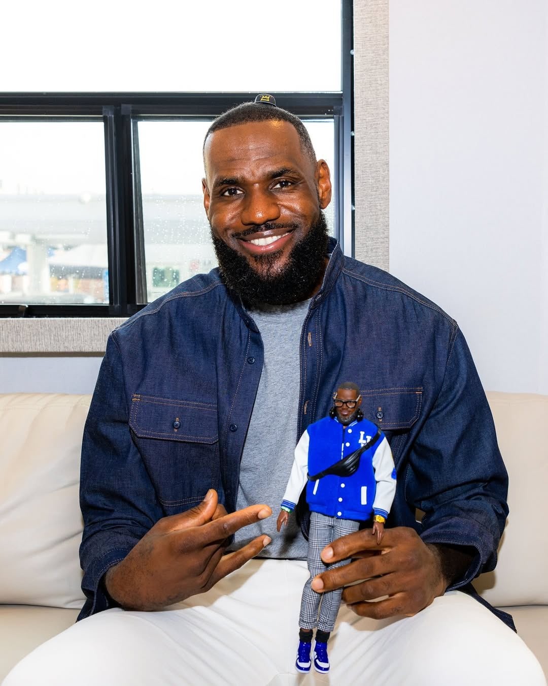 詹姆斯（LeBron James）成首位被製作成「肯尼娃娃」（Ken doll）的職業男性運動員。摘自推特