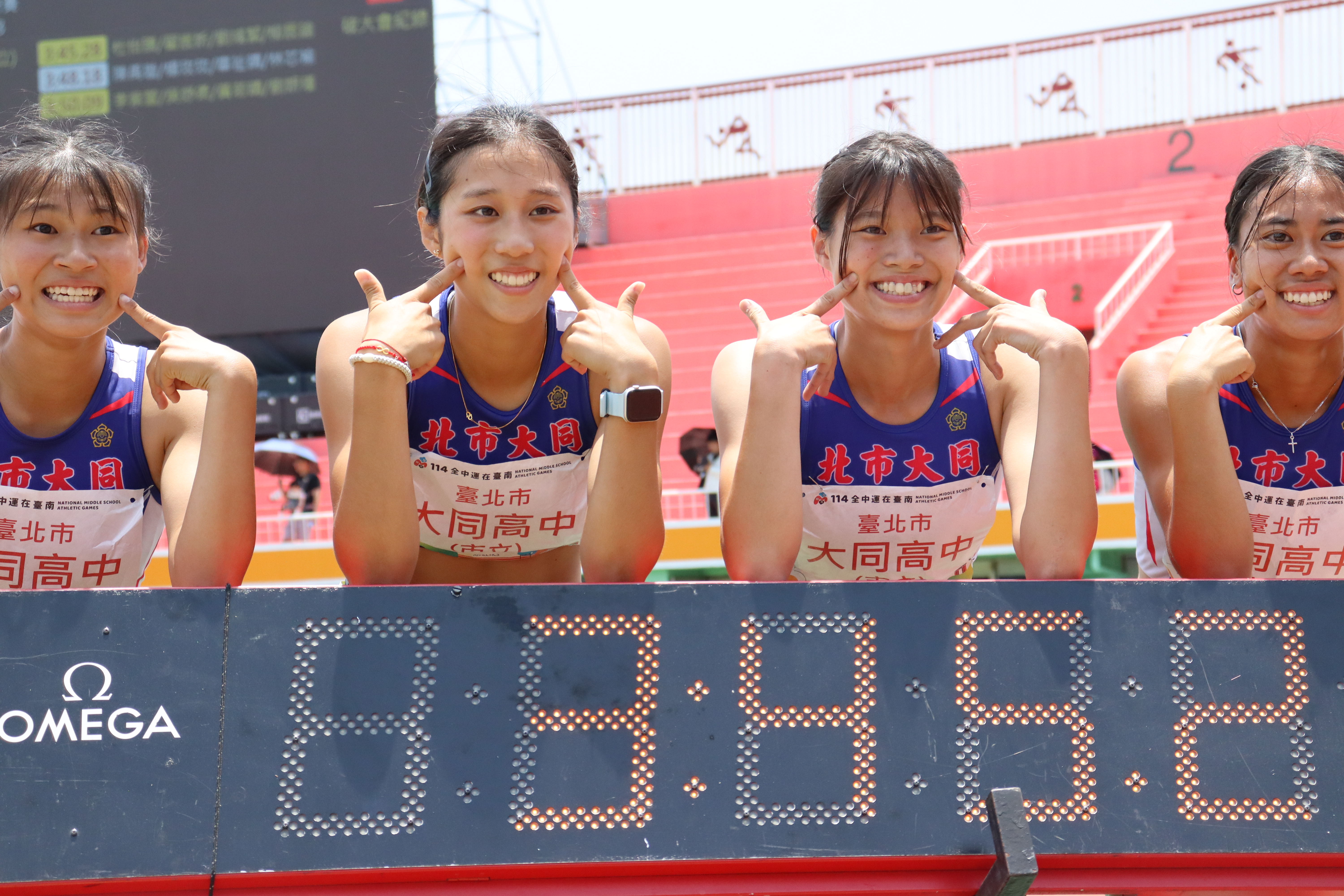 柳辰諭（右）再率領隊友刷4×400公尺接力大會紀錄。114全中運執委會提供