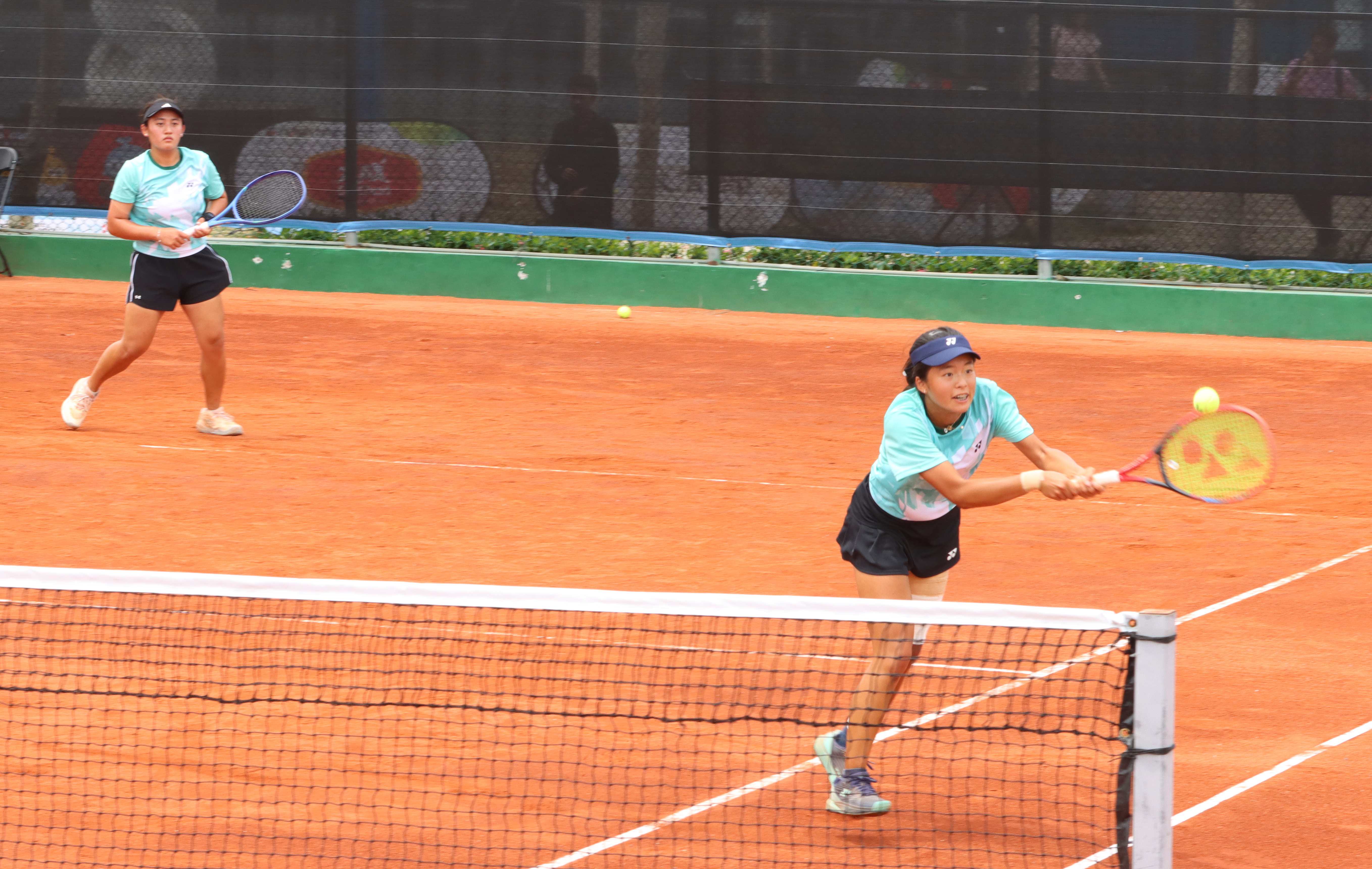 南科謝語晴(右)、黛夢娜阿古雅納(左)，在高女團第二點雙打險勝善化。四維體育推廣教育基金會提供