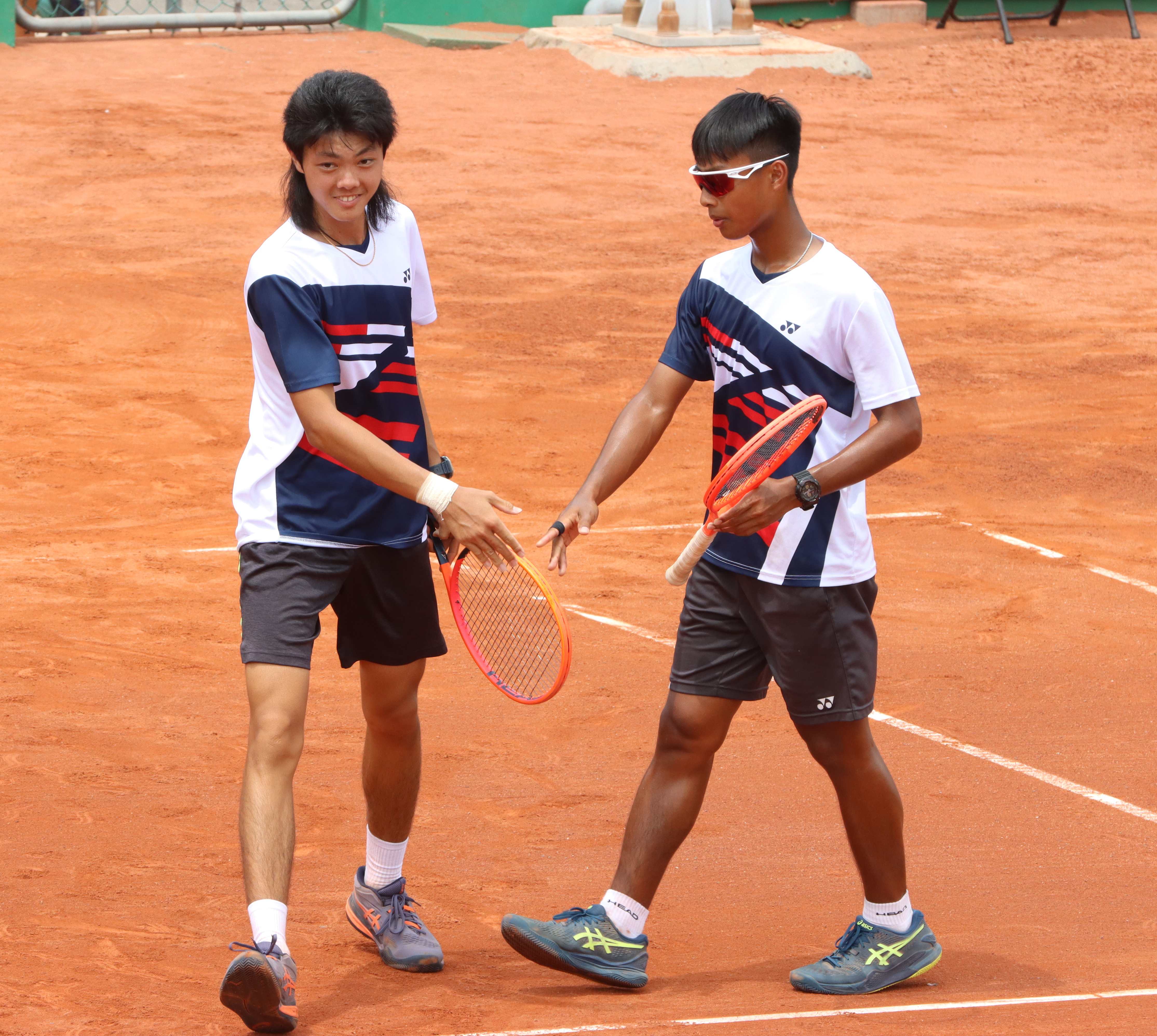 新莊高中莊學濂(左)、周曉風(右)在第二點雙打險勝對手，幫助學校贏得全中運高男團史上的第六金。四維體育推廣教育基金會提供