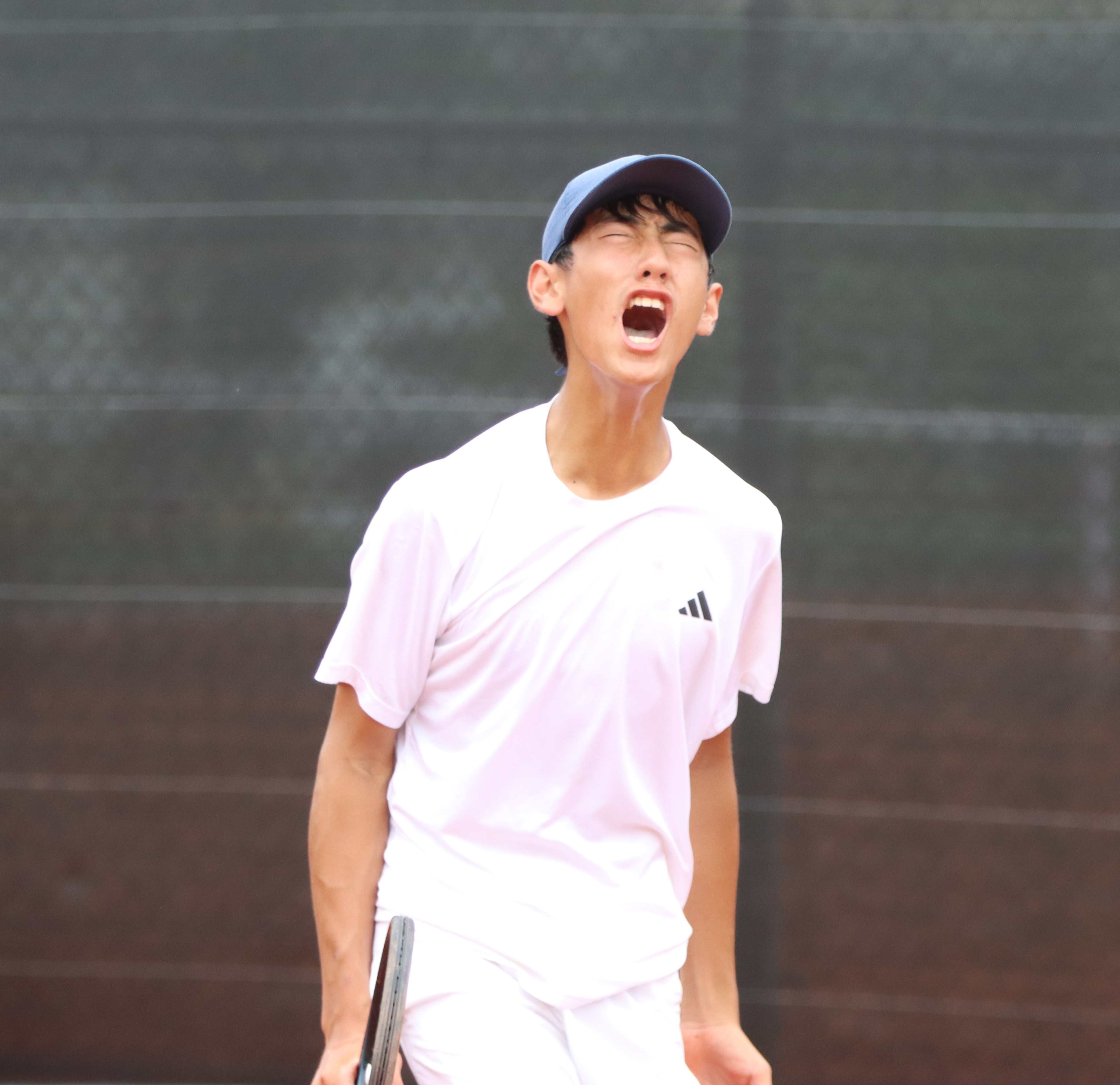 黃韋博在國男單決賽逆轉勝，興奮的仰天狂吼。四維體育推廣教育基金會提供