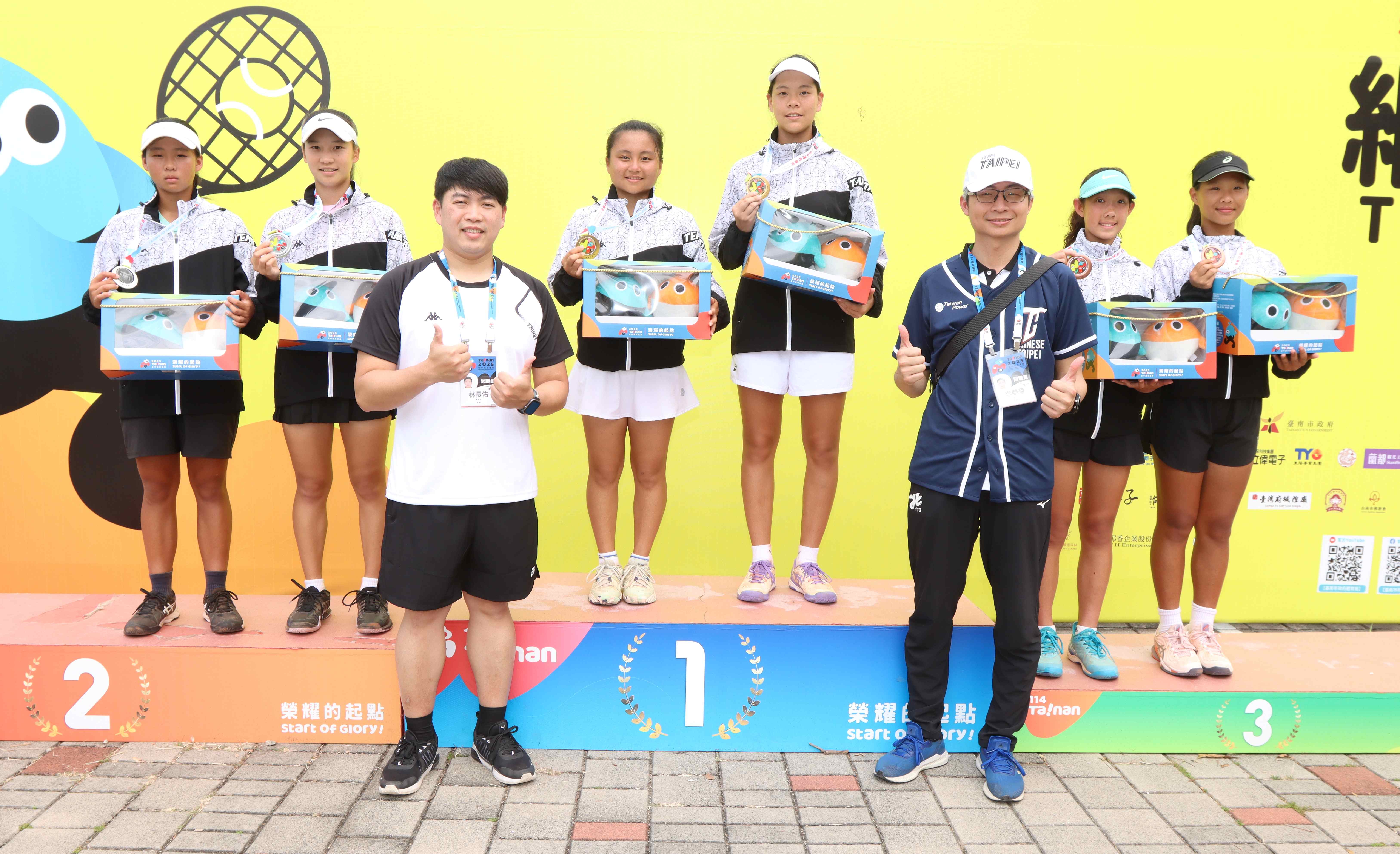 至善國中學務主任林長佑(前排左)和台北市團本部副總幹事李榮晉(前排右)替國女雙前三名頒獎。四維體育推廣教育基金會提供