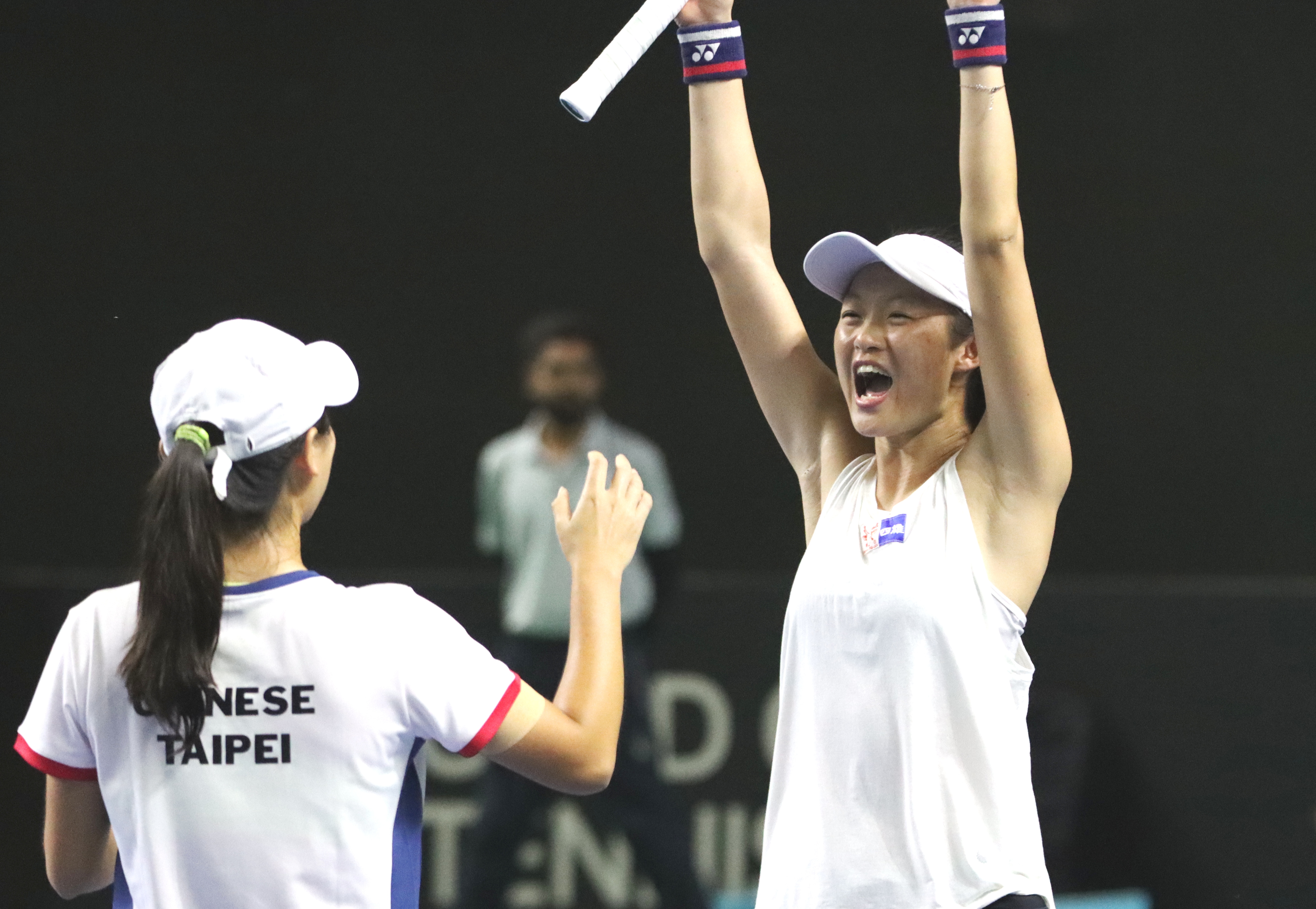 卓宜岑(右)、吳芳嫺(左)在台印之役無關勝負的雙打擊敗印度組合。四維體育推廣教育基金會提供