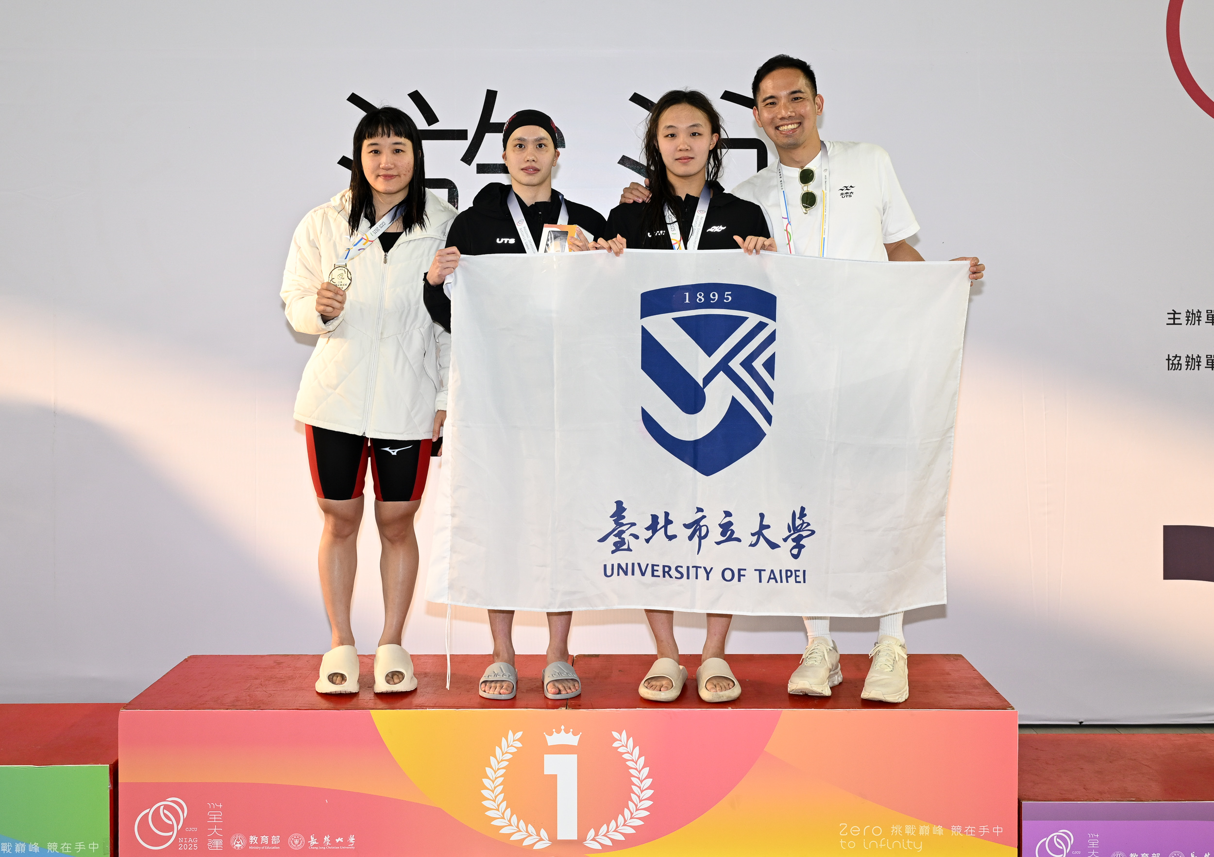 北市大教練也是前奧運國手許志傑(右)特別欣賞劉姵吟(左2)的認真。長榮大學114全大運執辦提供