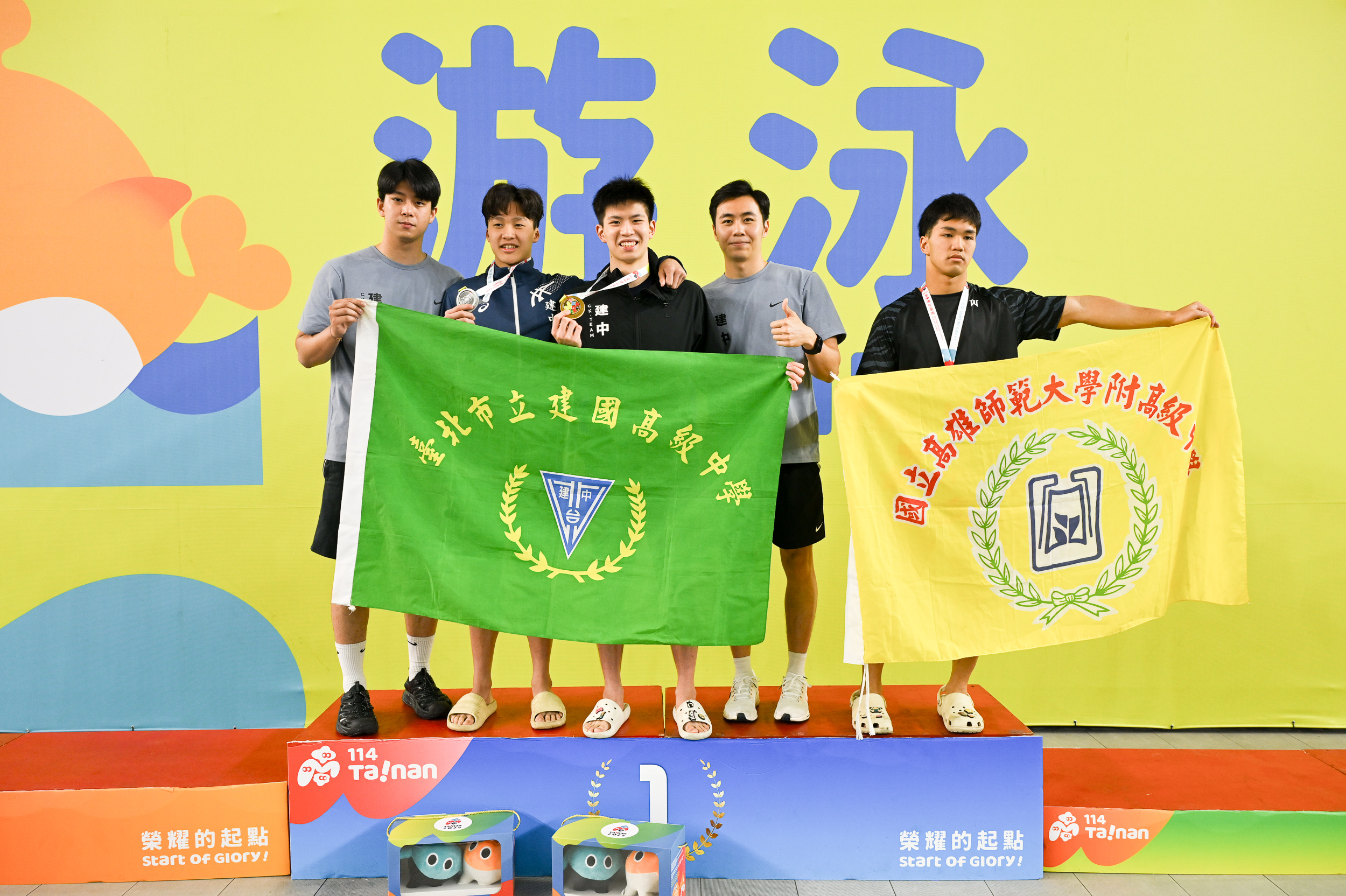 建中范振惟(中)、林怡成(左2)50自金包銀。大會提供