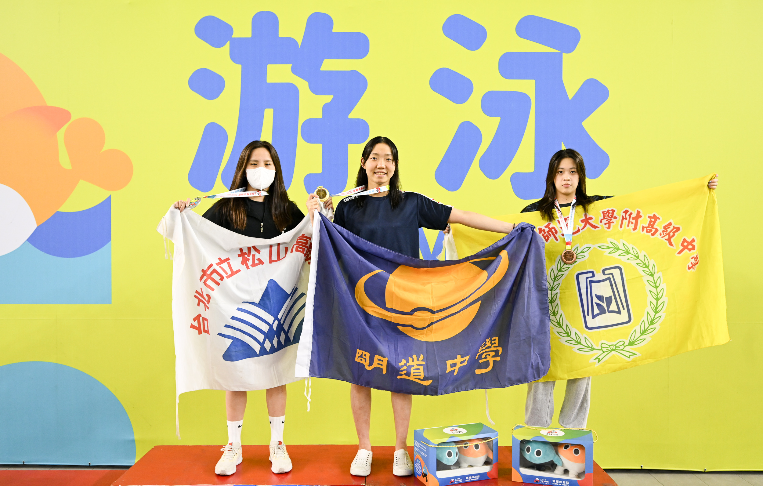 張雅佳(中)包下100、200仰全國紀錄。大會提供