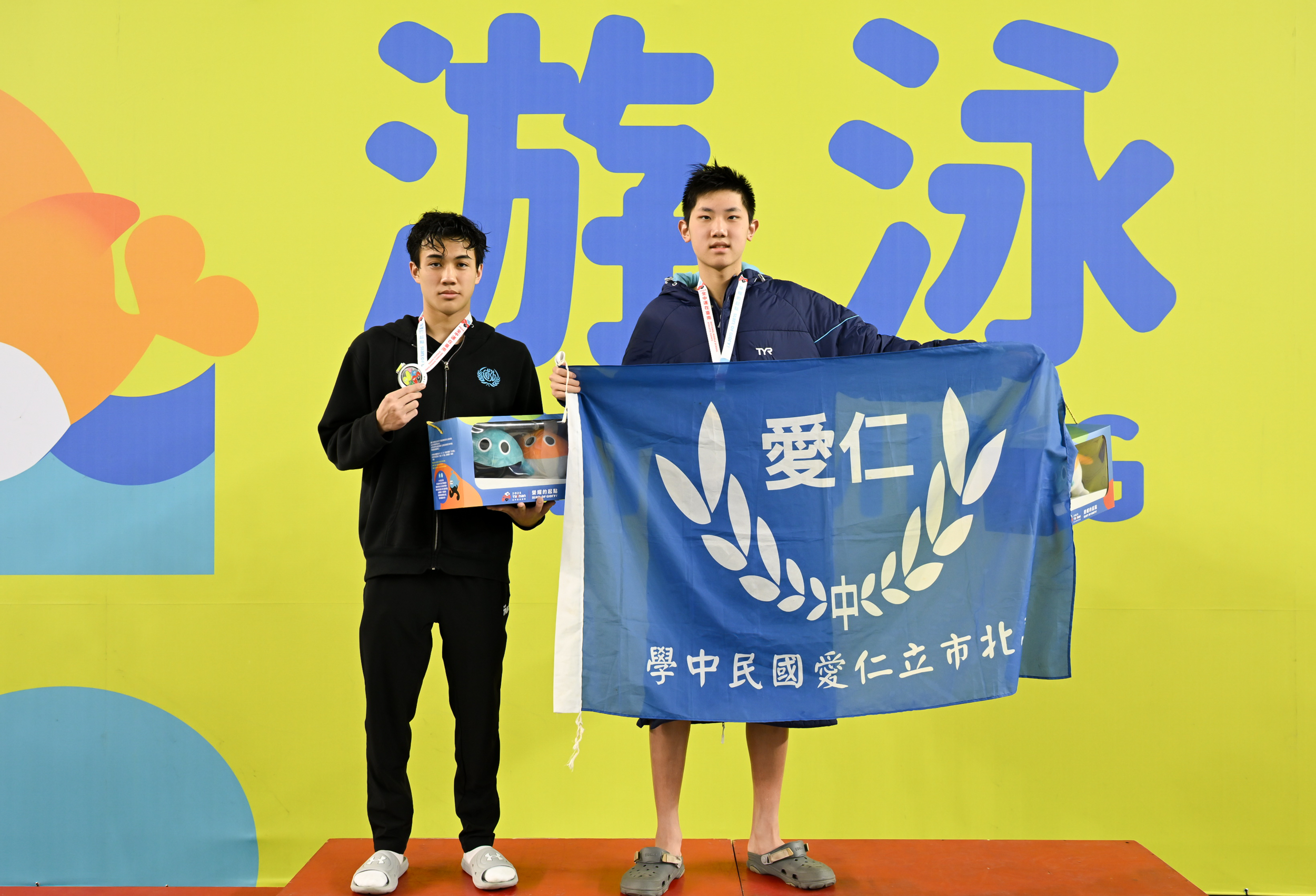 臺北市仁愛國中國三泳將吳羽倫(右)在國男組200公尺完成三連霸。大會提供