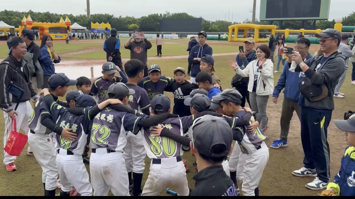 竹風少年隊友為周昕樂慶生。 （圖：竹風少年提供）