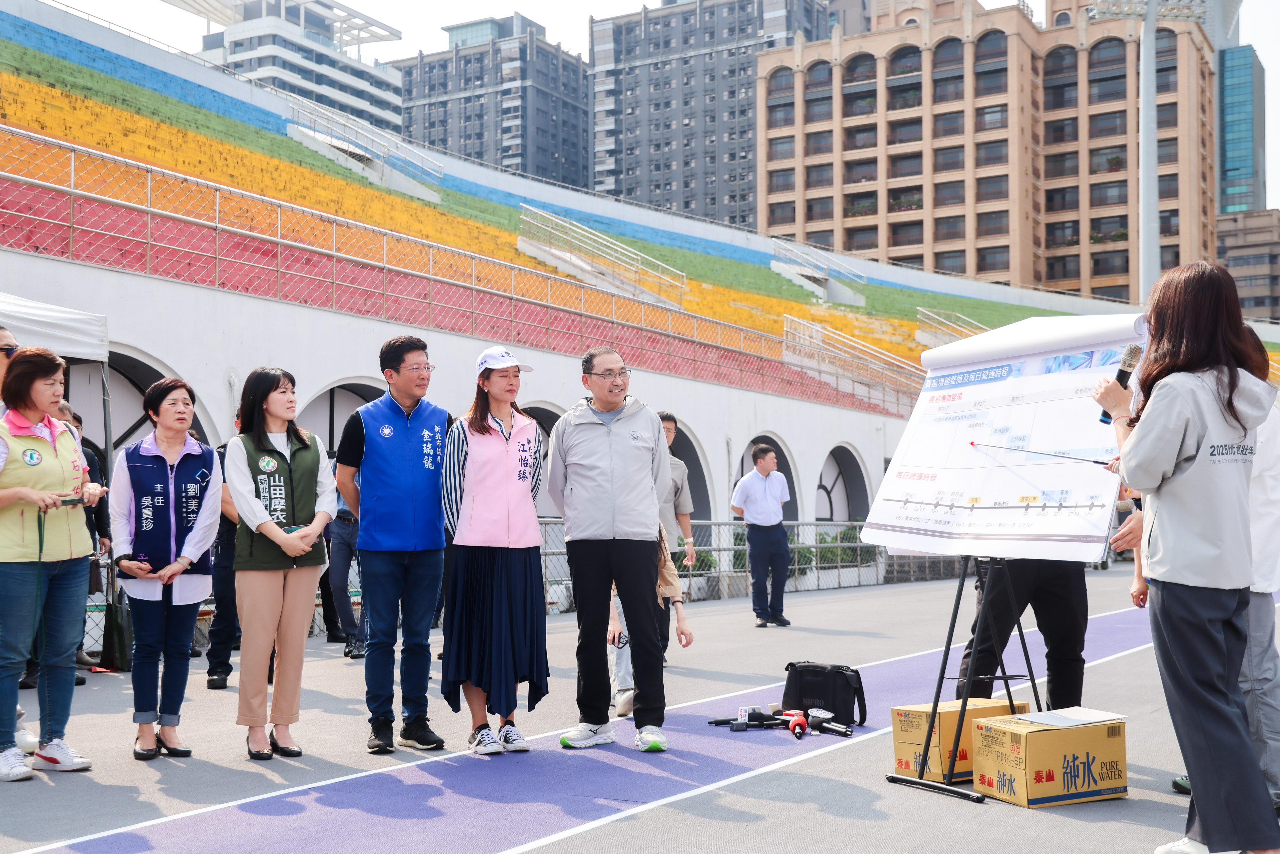 侯友宜今13日前往板橋體育場視察新北營運中心及田徑射箭比賽場地準備情形。新北市政府體育局提供