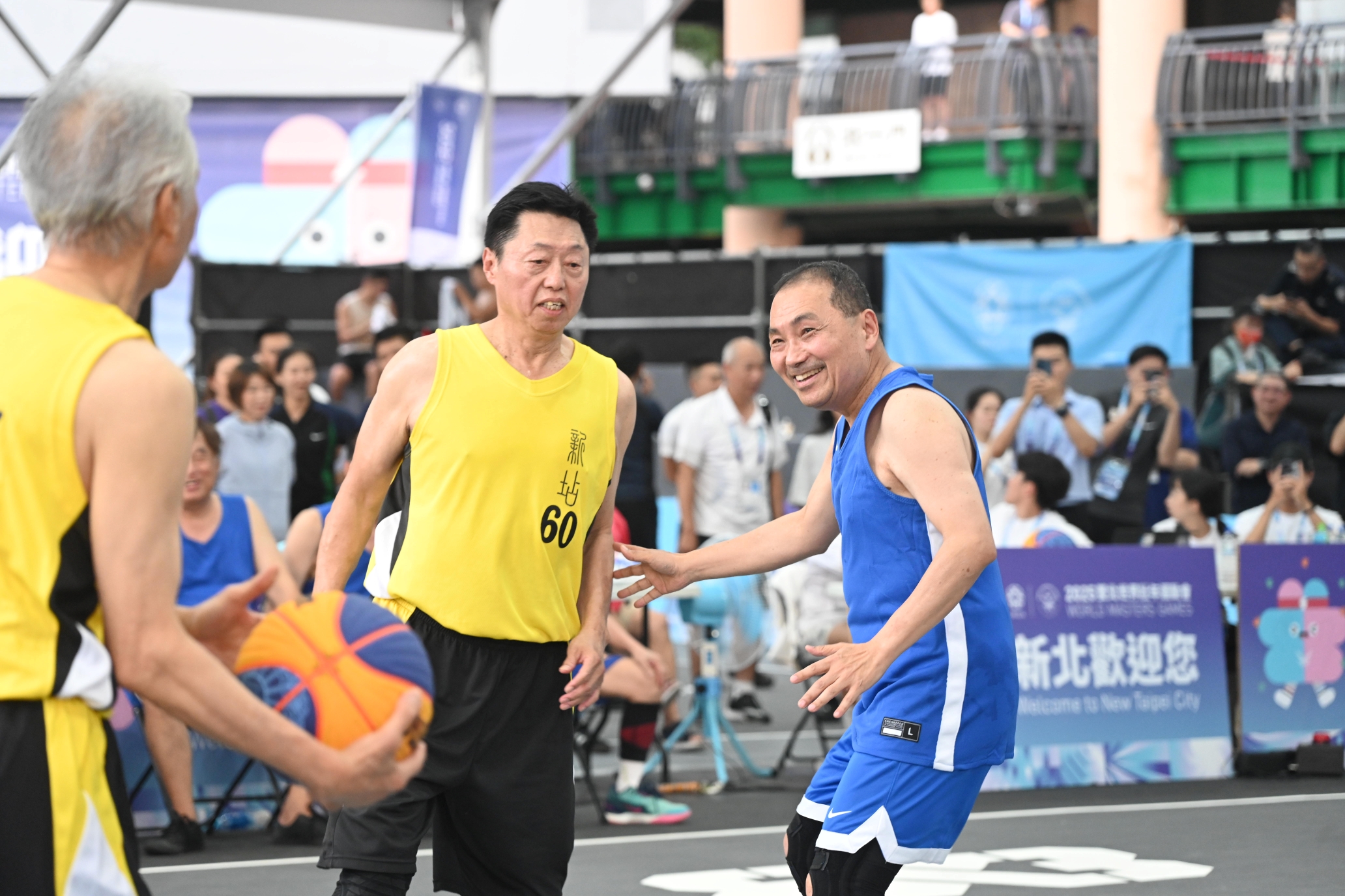 侯友宜與警光戰友50年後重披戰袍,熱血對決75歲組冠軍神駒隊。新北市體育局提供
