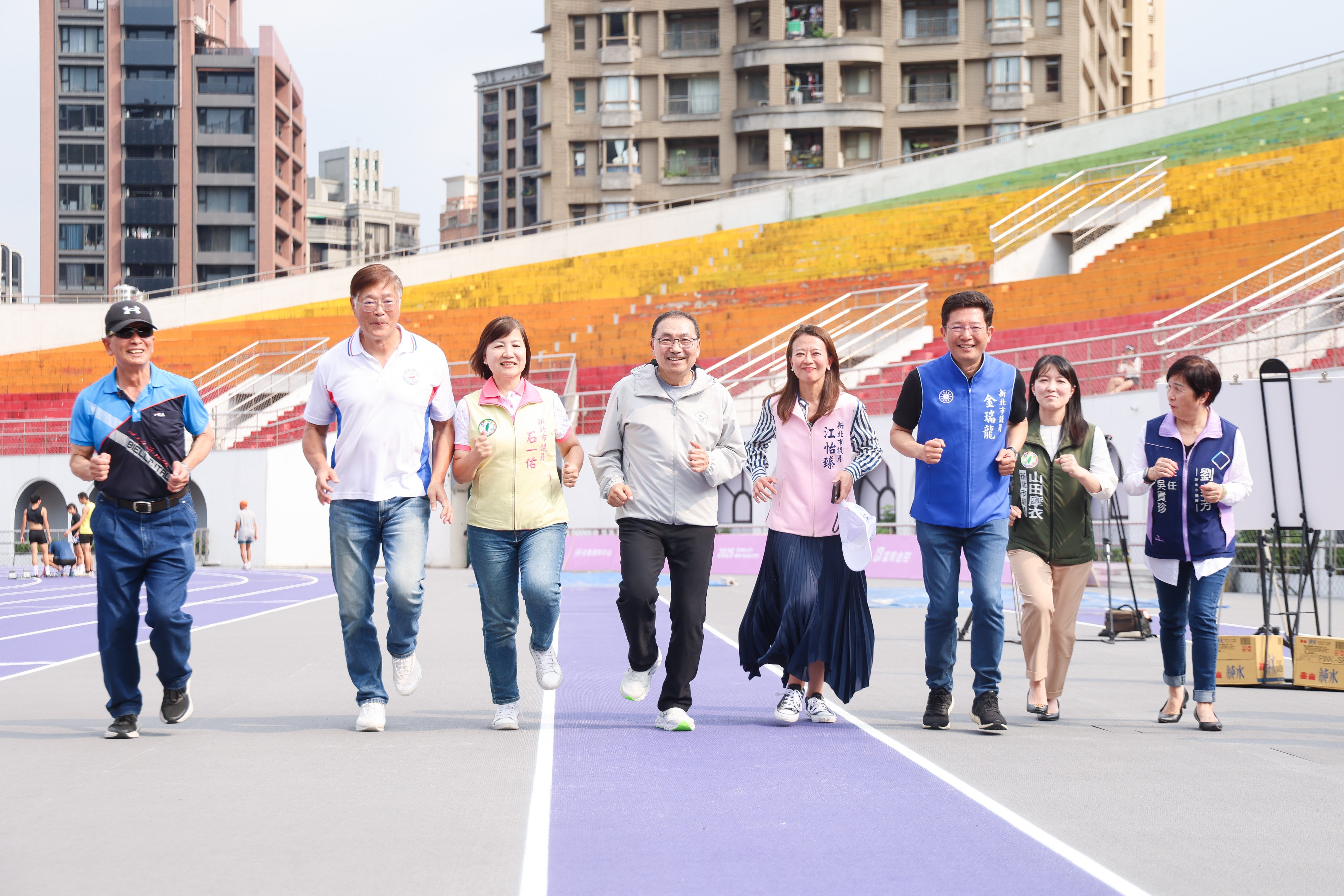 侯友宜與議員共同體驗板橋體育場跑道。新北市政府體育局提供