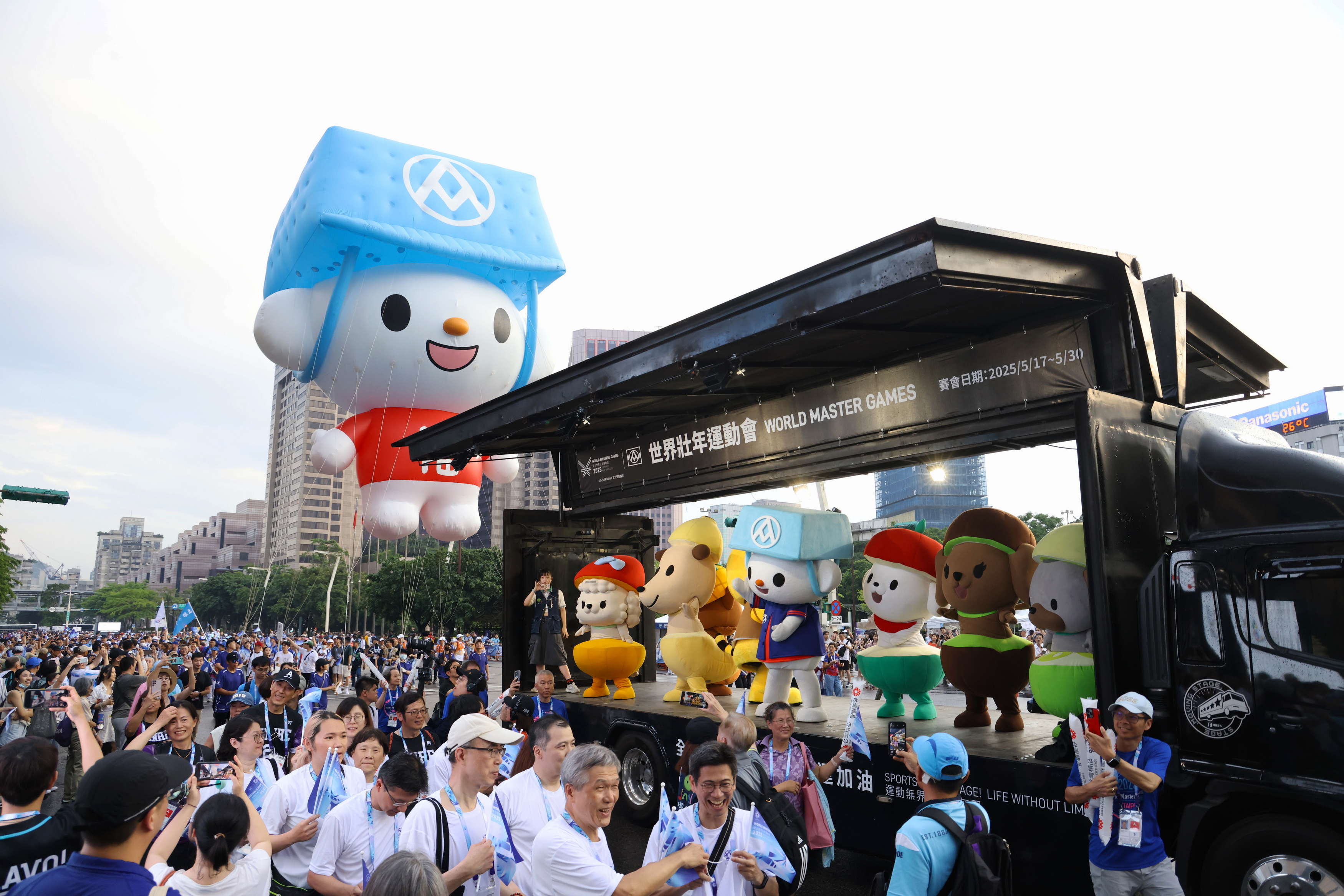 各式吉祥物們齊聚市府前廣場為遊行隊伍加油打氣。官方提供