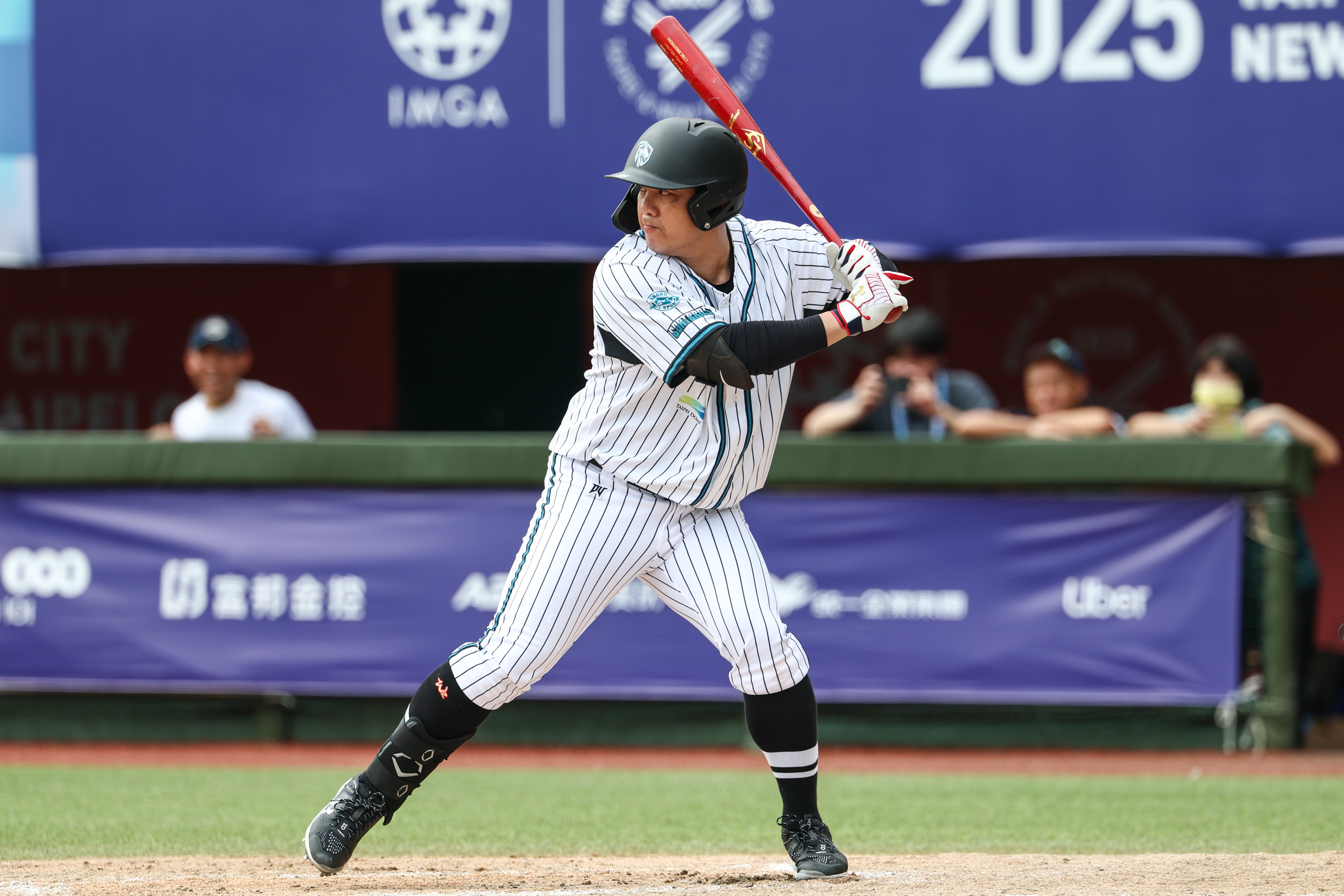 周思齊上場代打擊出右外野深遠飛球。大會提供