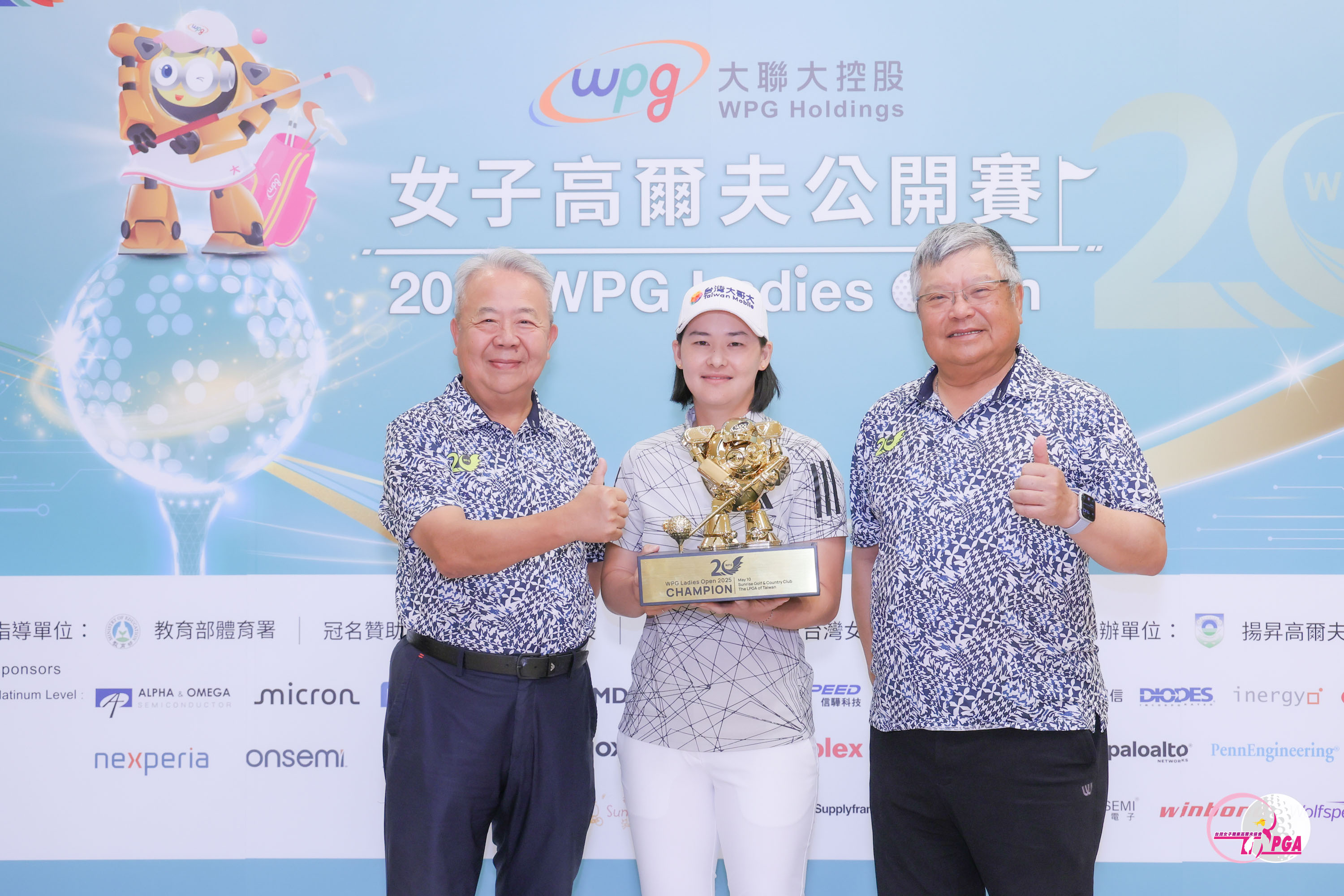 大聯大控股張蓉崗執行長(左)及大聯大女子高爾夫公開賽賽事總指揮陳國源(右)與冠軍選手李旻合影。Tlpga提供／葉勇宏攝