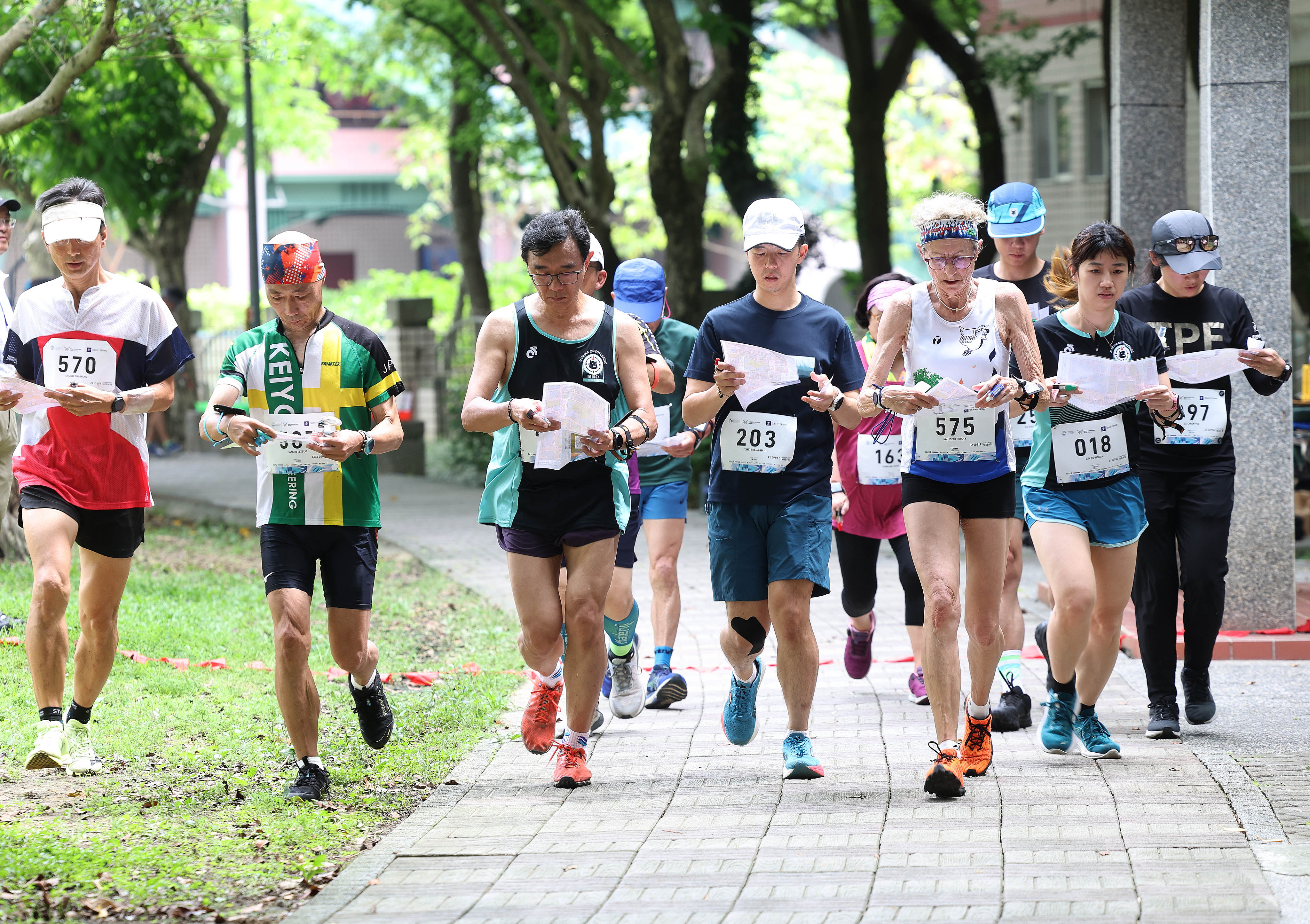 定向越野需透過地圖與指北針,在城市空間中尋找檢查點完成任務。大會提供