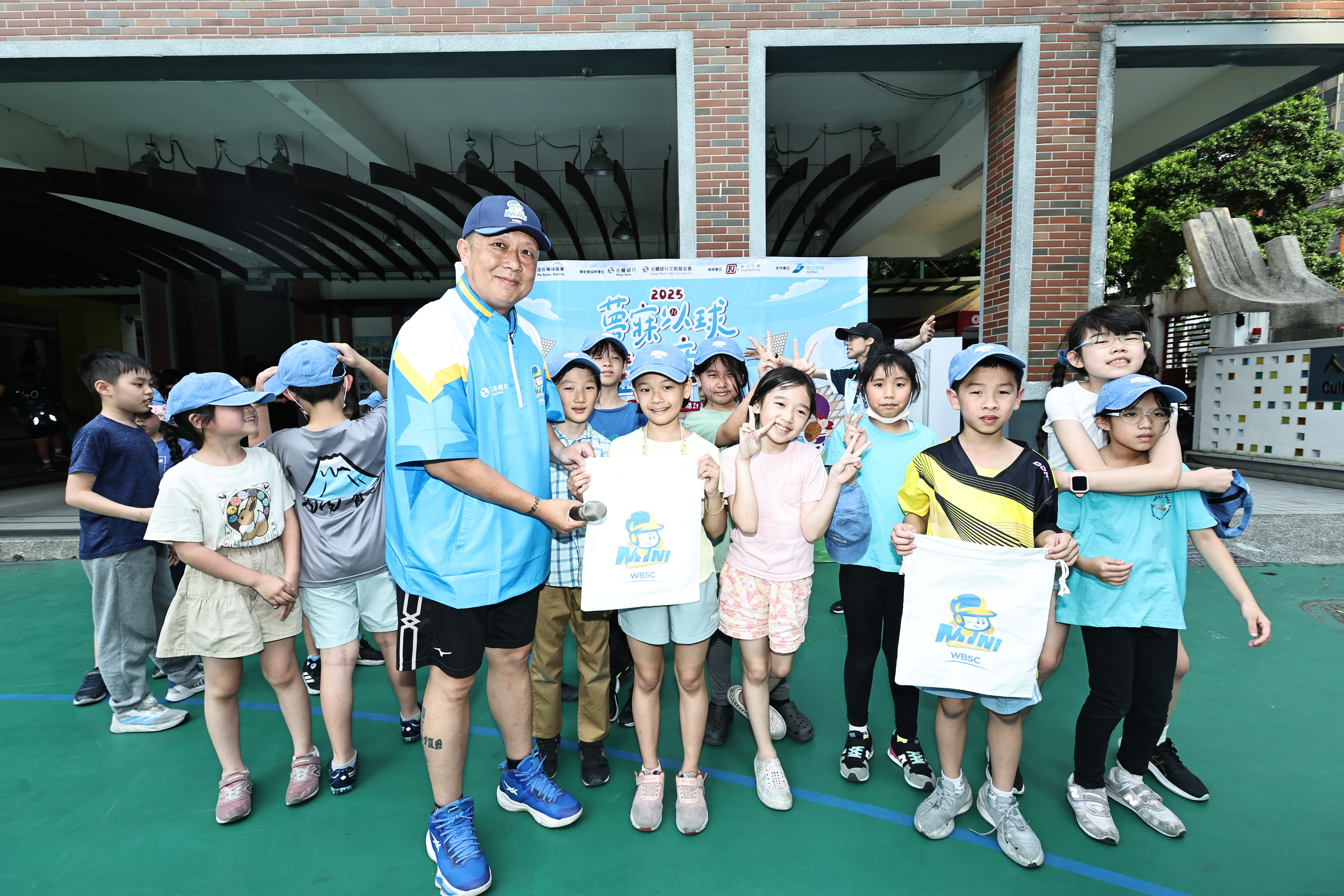 忠孝國小體驗迷你棒球合影。官方提供