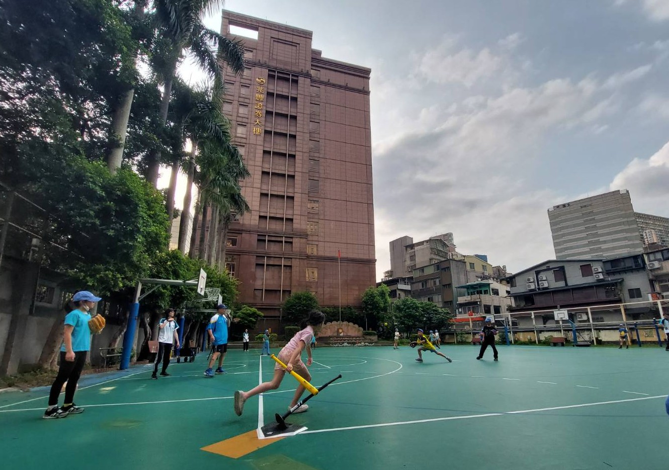 忠孝國小體驗迷你棒球。官方提供