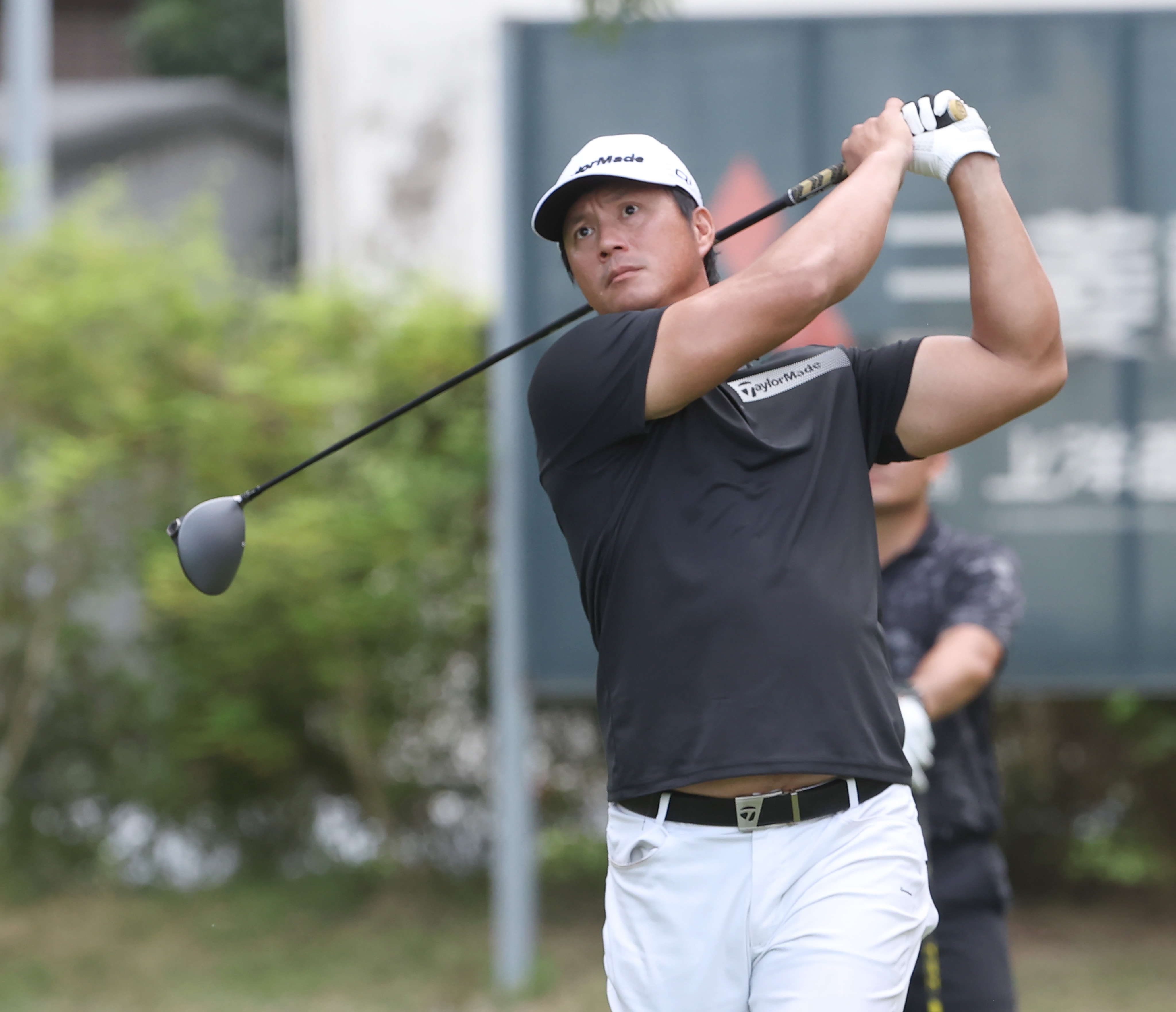 棒球情人高國輝換上Polo衫與球桿挑戰世壯運高爾夫35男子組。大會提供