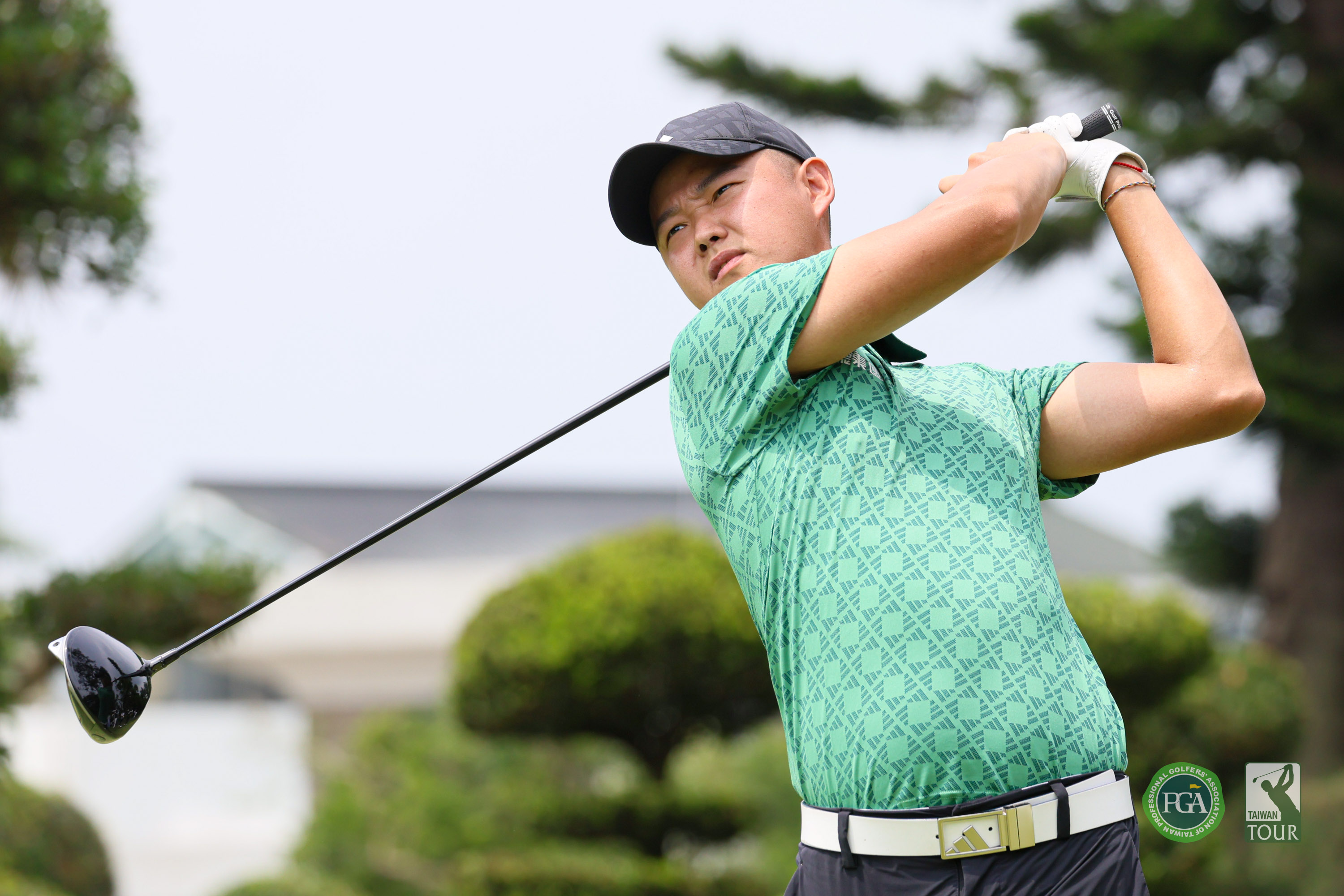 沈威成以兩回合成績134桿-10獨居領先。Tpga/林聖凱攝