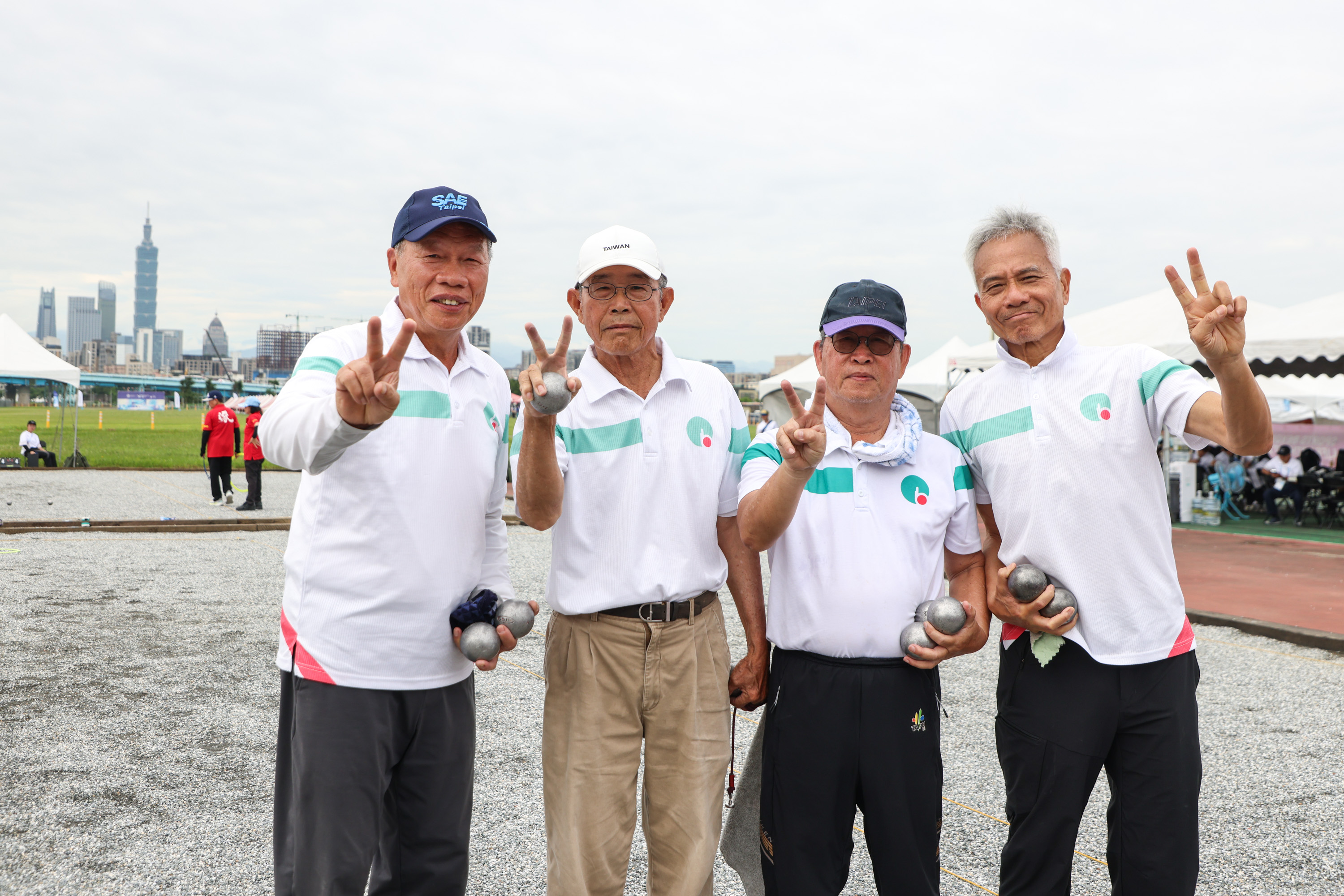 法式滾球選手康福壽、林鈺釧、與其對手陳炳泉、郭建興組合。大會提供