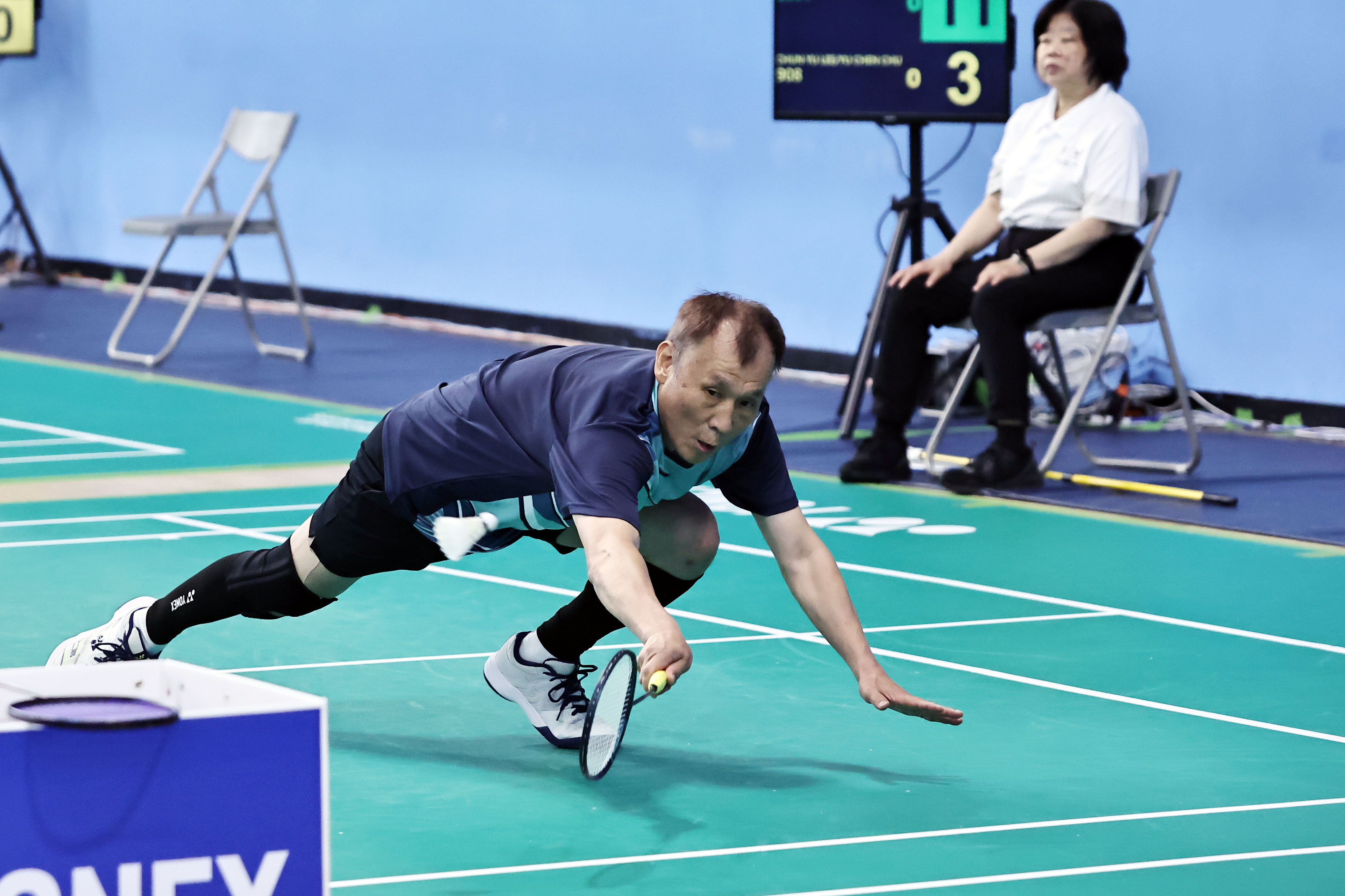 羽球混雙選手李峻淯多次上演飛撲救球。大會提供