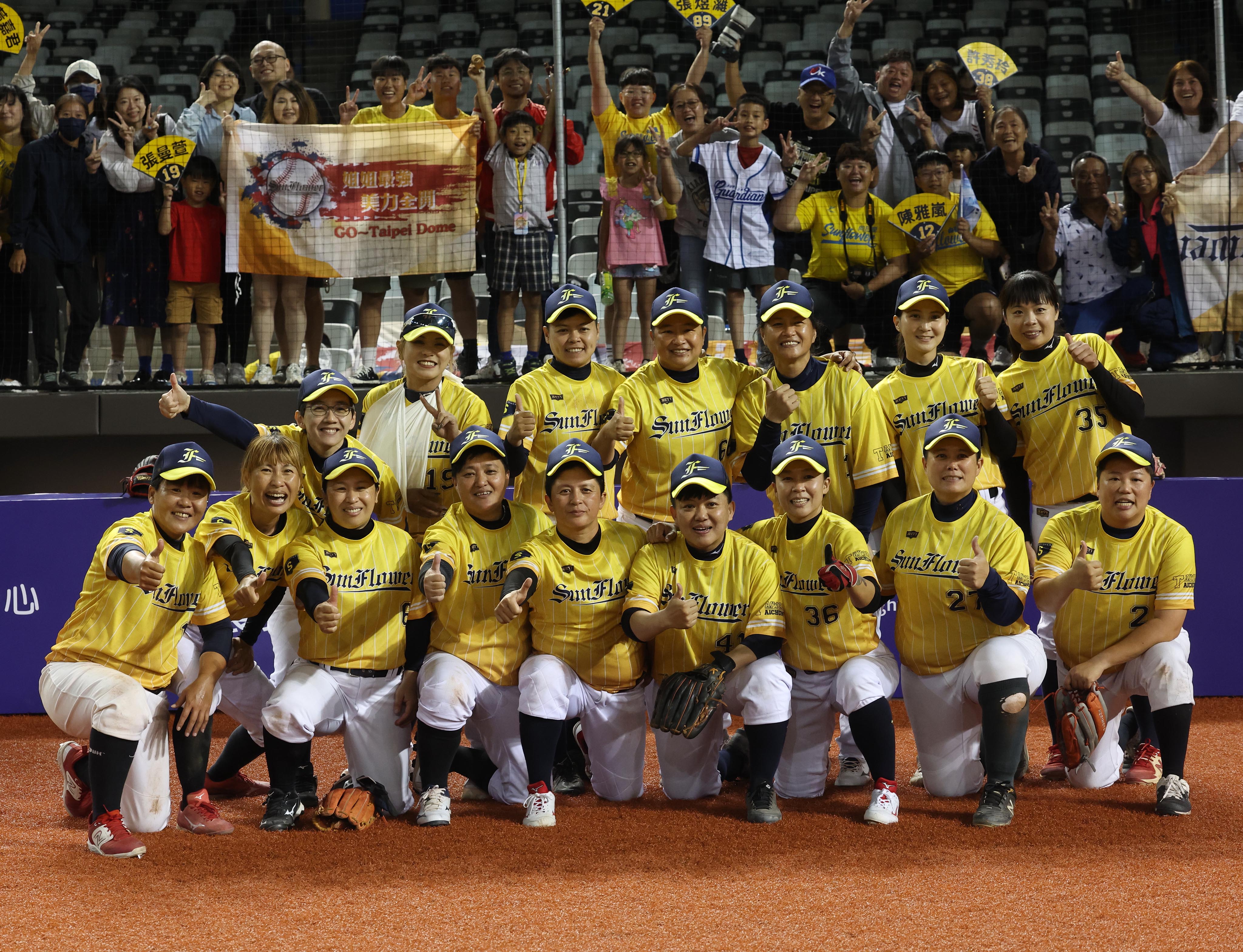臺中向日葵Ob隊奪下女子公開組冠軍開心合影。大會提供
