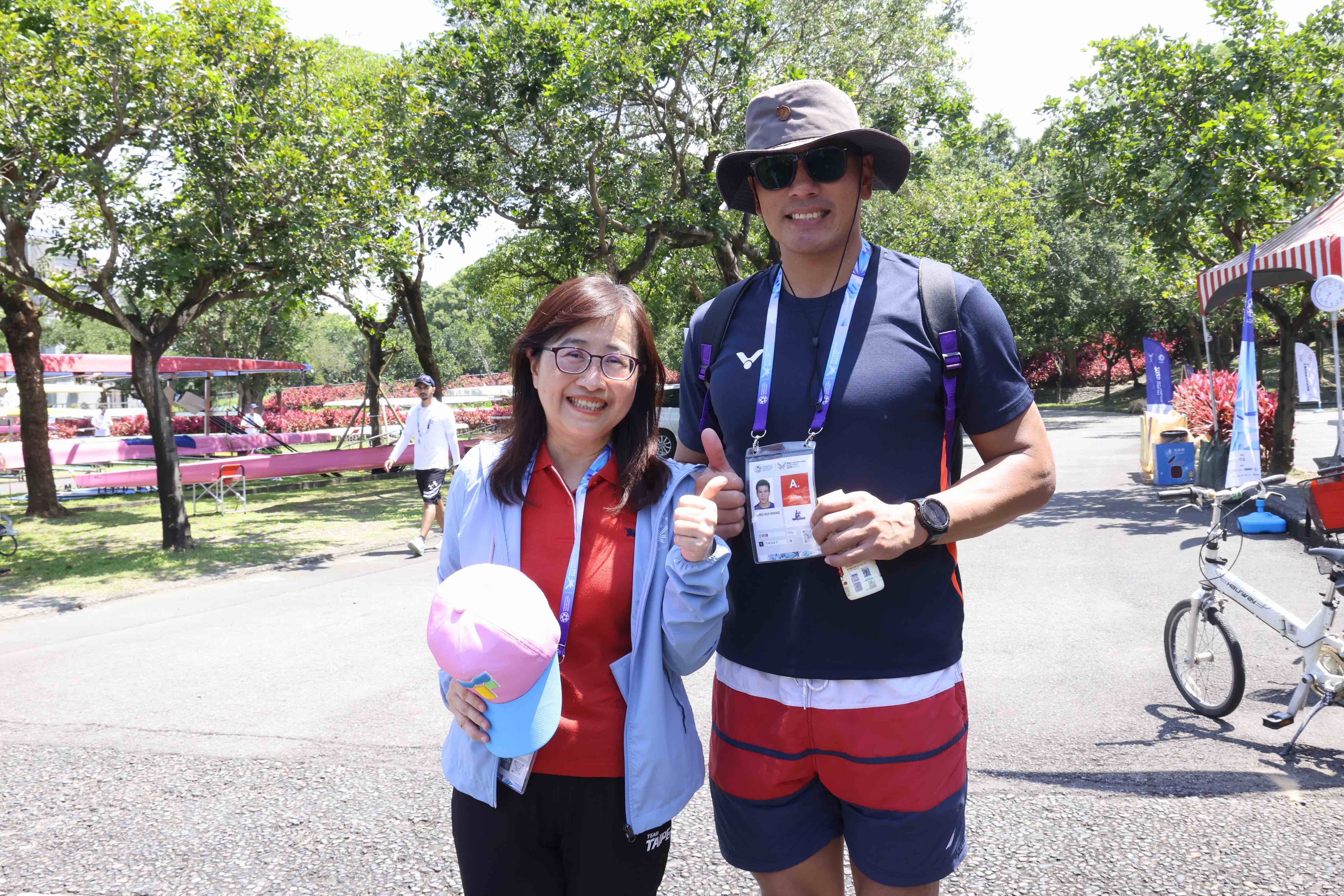 臺北市政府副市長林奕華前往宜蘭冬山河視察並與選手汪明輝合影。大會提供