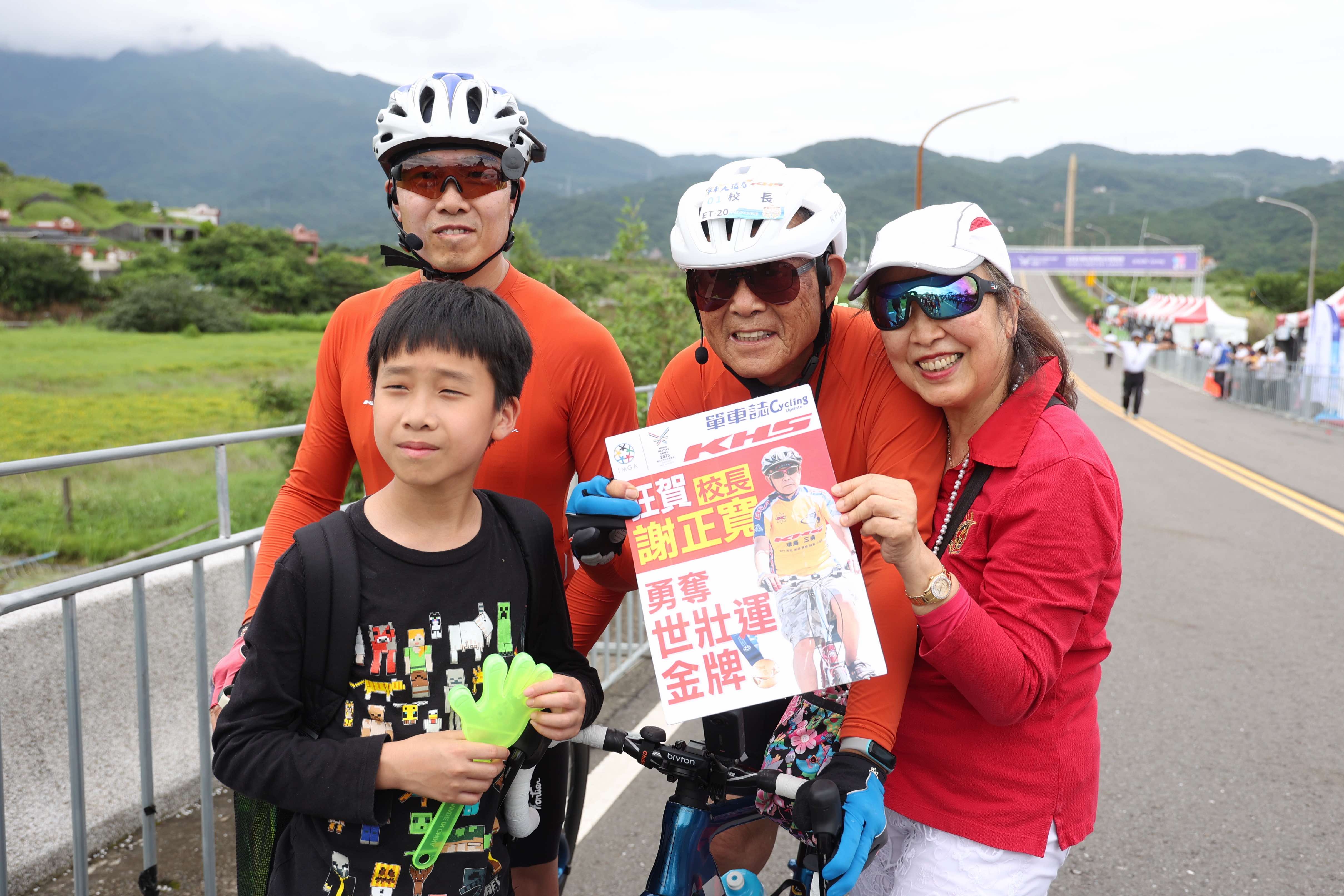 謝文秀的老婆孫子一家人在終點熱情迎接。大會提供