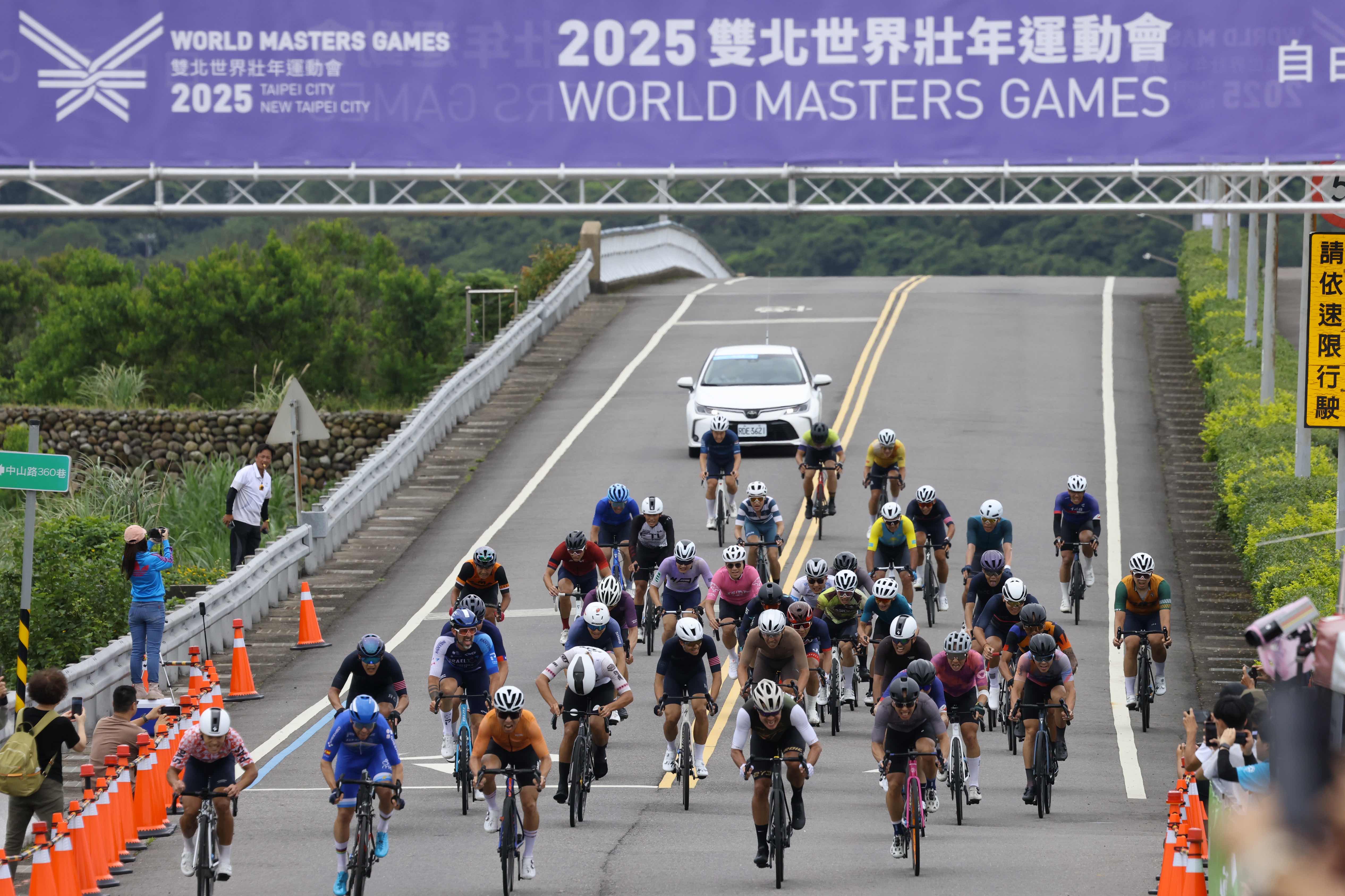 雙北世壯運自由車個人公路賽今天在新北市金山磺清大橋展開。大會提供
