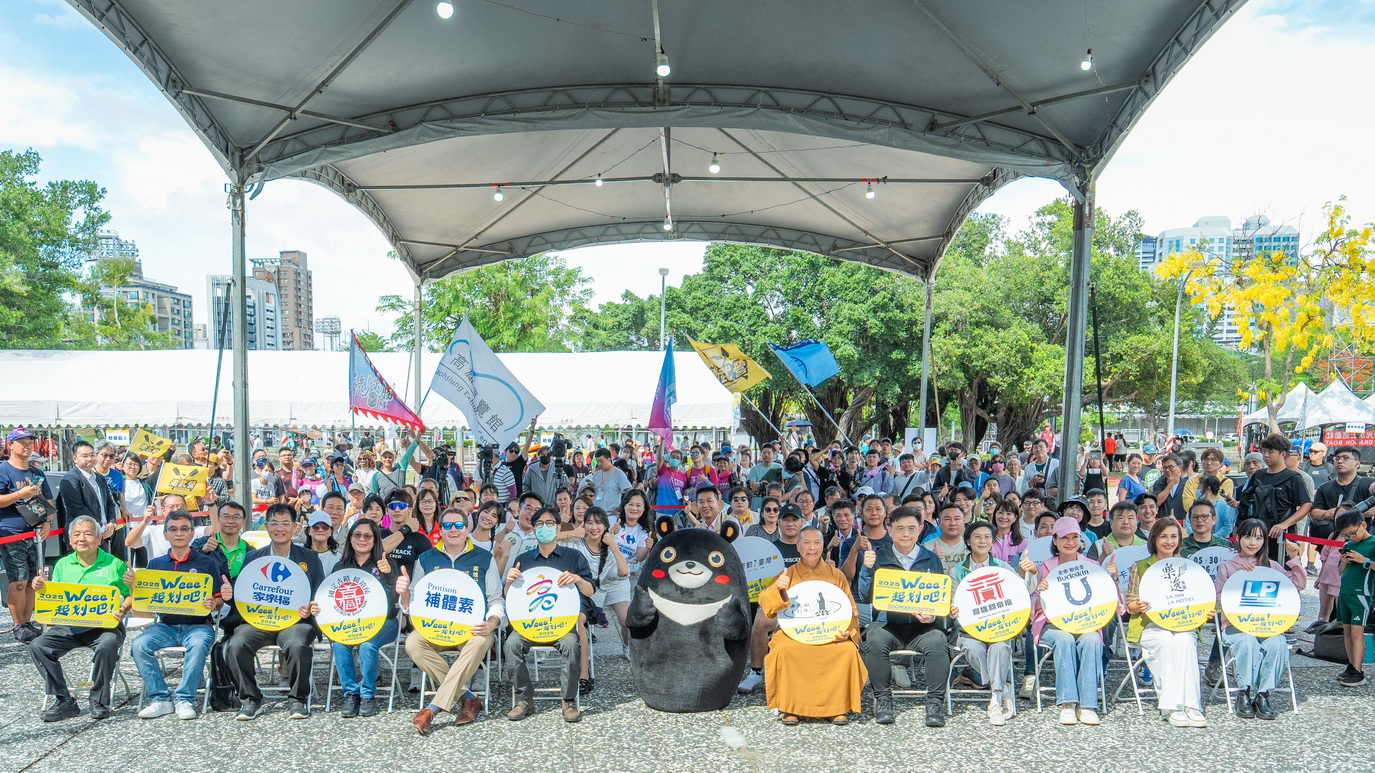 與會來賓共同邀請號召市民來愛河觀賽、玩水、看表演、逛市集。高雄市運發局提供