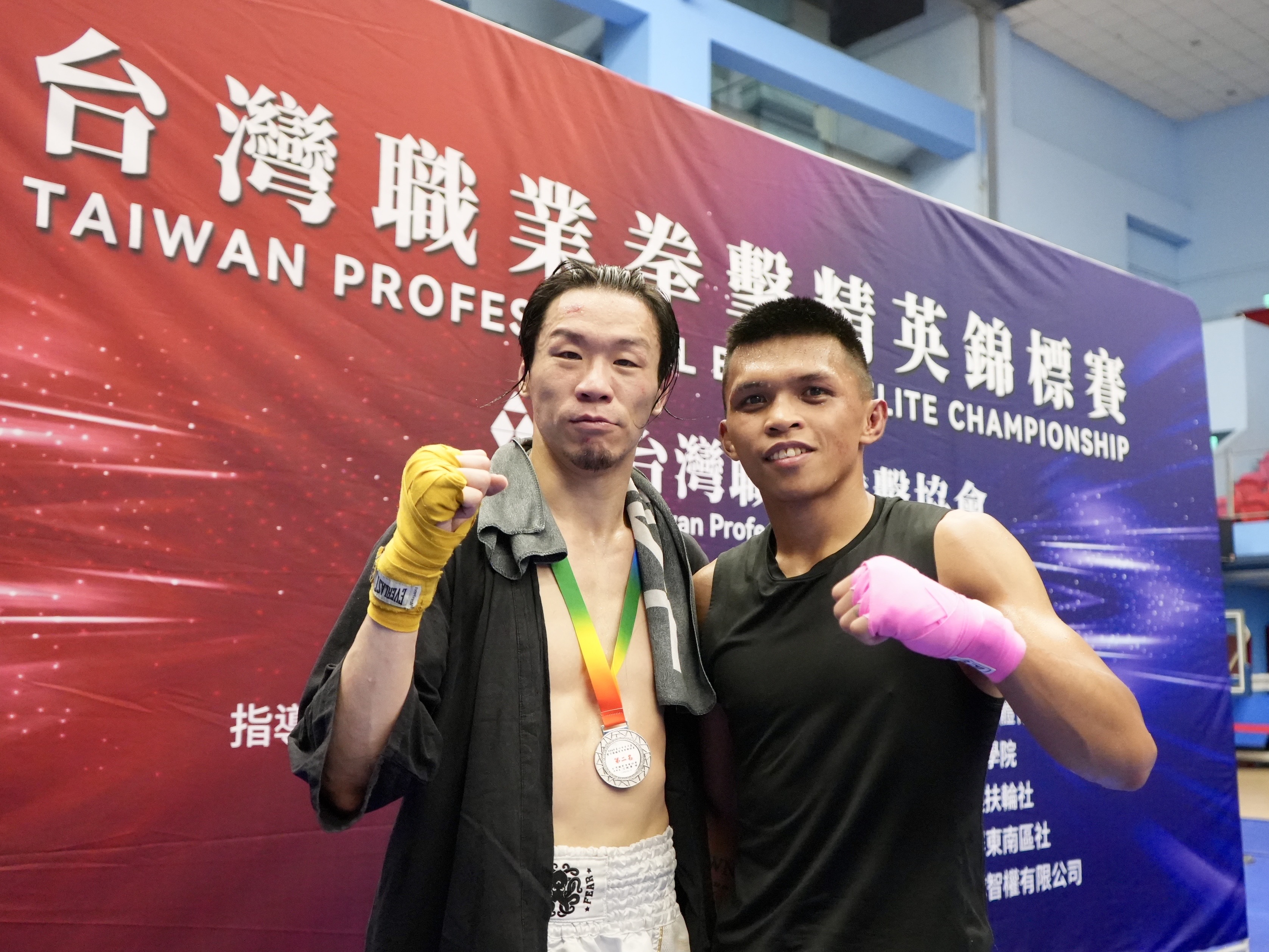 台港拳王賴主恩(右)、袁文俊,今天在臺北市青年盃暨全國職業拳擊菁英錦標賽對決。台灣職業拳擊協會提供