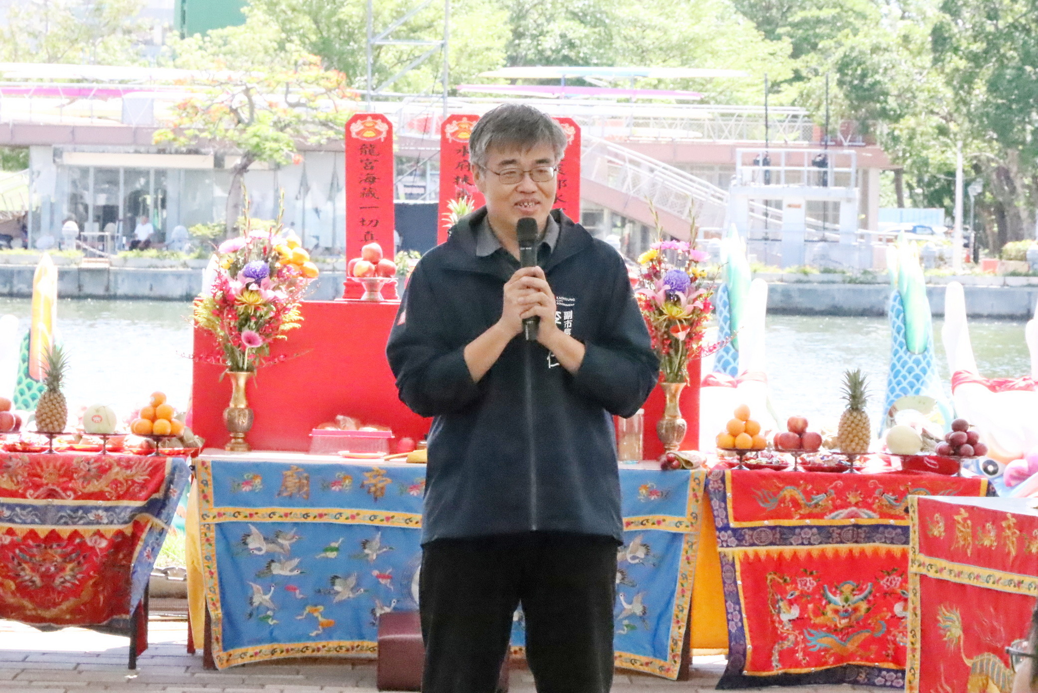 高雄市李副市長主持龍舟點睛儀式，盼活動風調雨順、圓滿順利。高雄市政府運動發展局提供