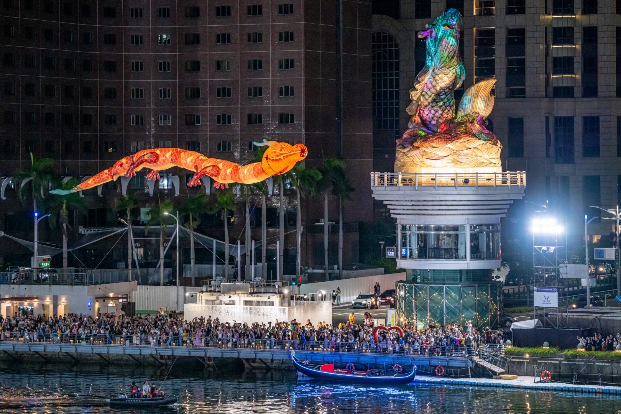 佛光山祥龍燈今年將與鰲躍龍祥主題燈一起在高雄龍舟共演。圖片拍攝：黃敬文