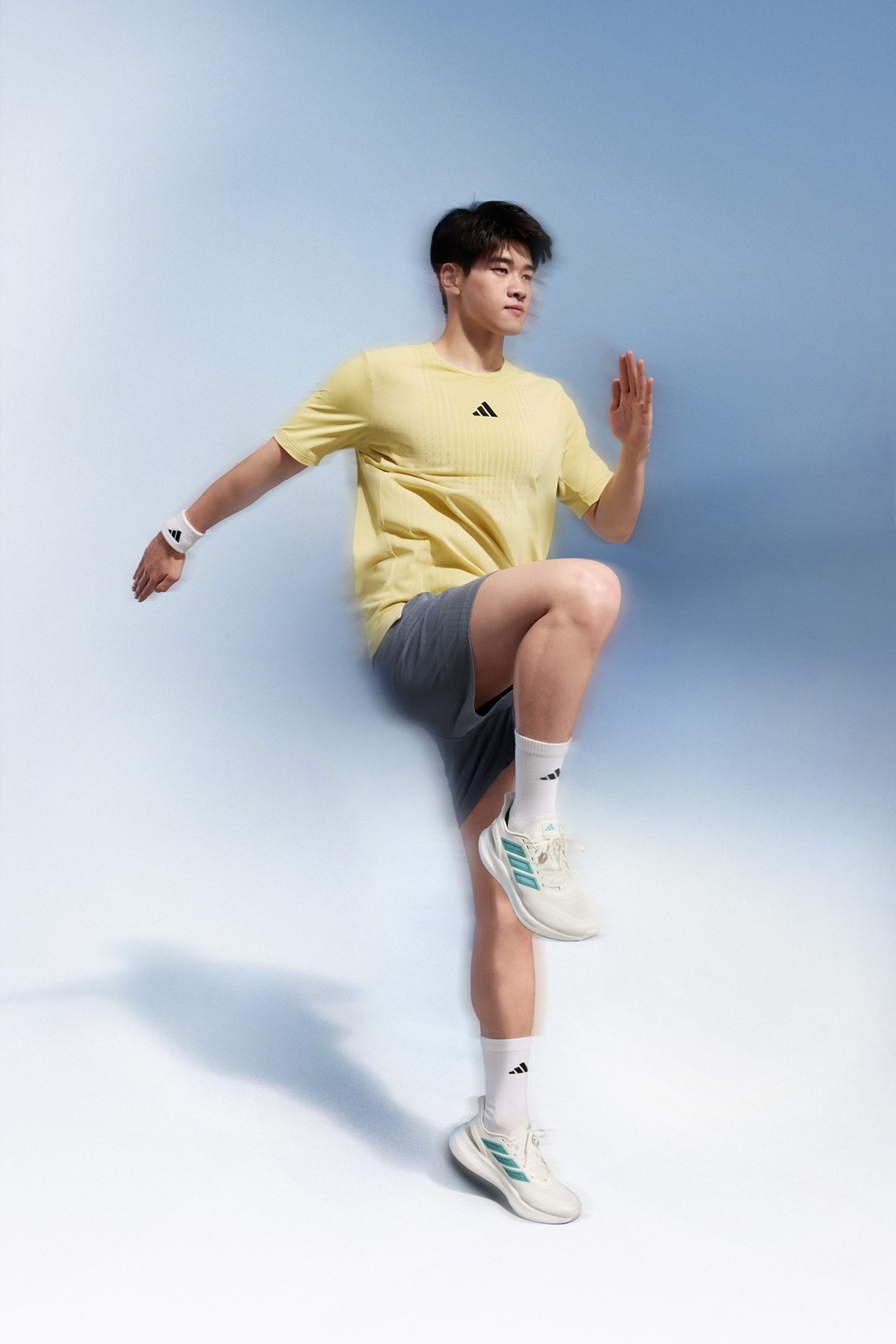 Climacool Airchill 2.0 系列採用高機能Climacool科技，以吸濕排汗面料搭配全方位的分區散熱設計。官方提供