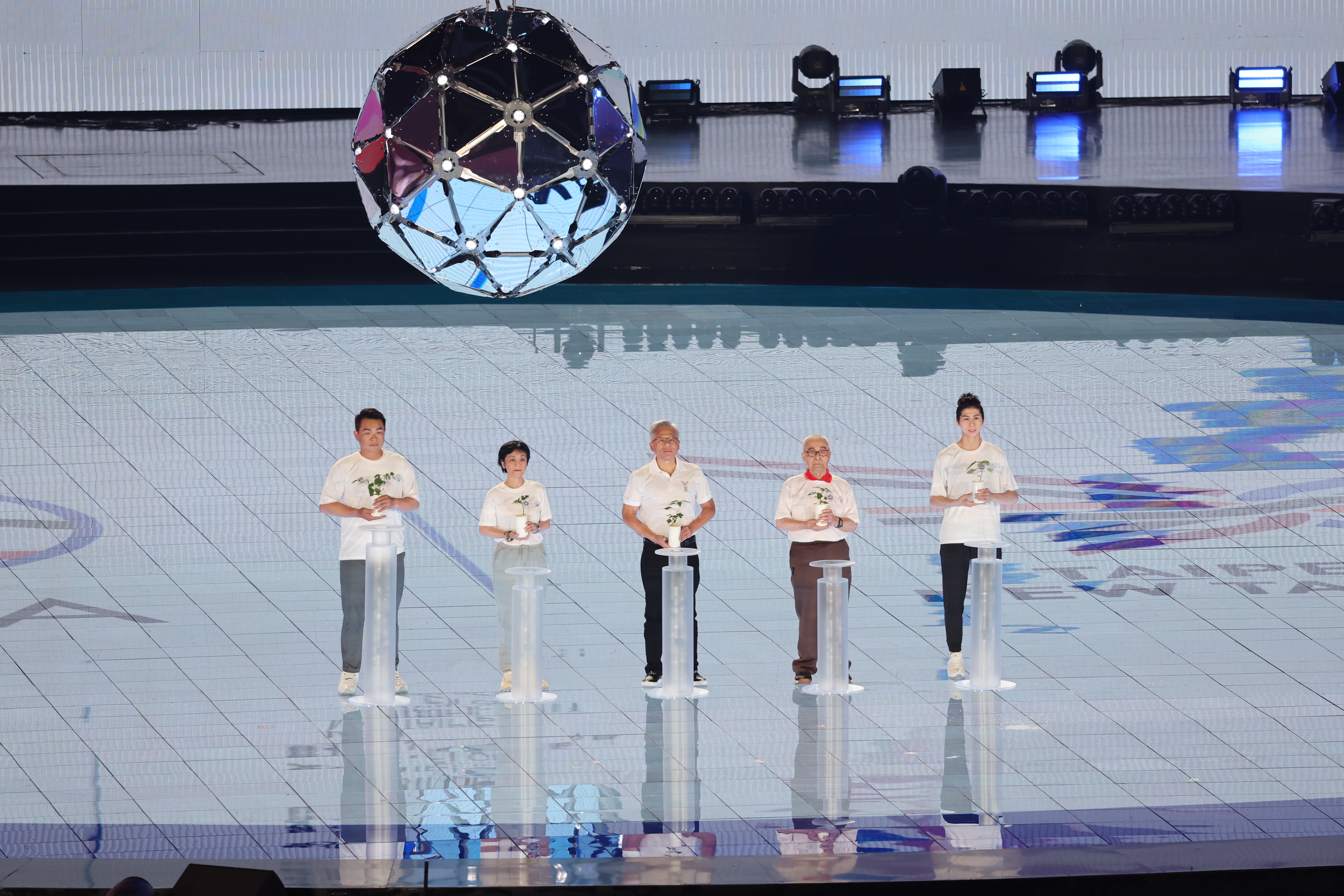 點燃聖火的重責大任則是交由前職棒球星彭政閔、奧運拳擊金牌林郁婷、104歲羽球傳奇林友茂、知名藝人張艾嘉以及科技大廠輝達（NVIDIA）執行長黃仁勳。李天助攝