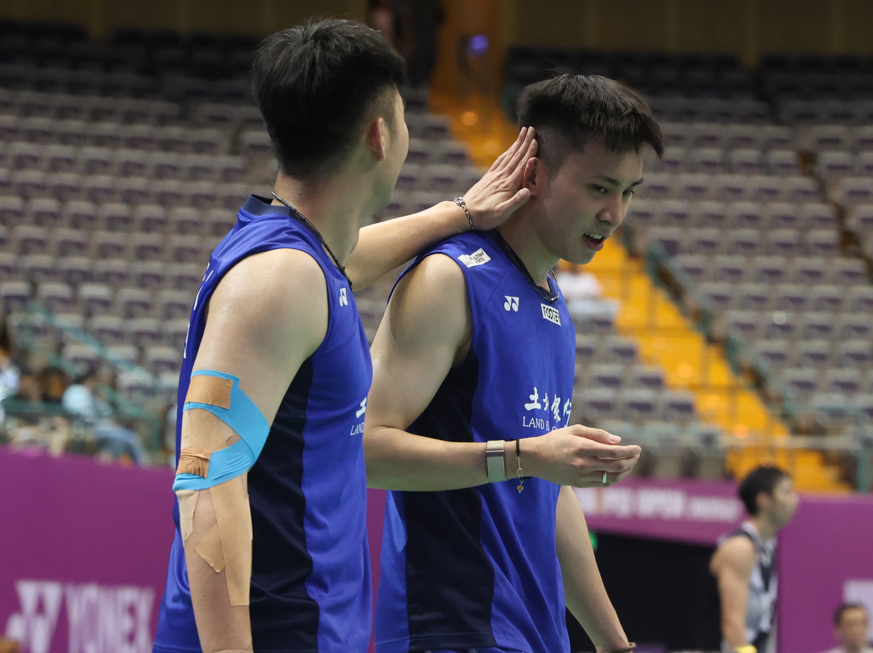 王齊麟(左)不慎打到搭檔邱相榤的右耳。李天助攝