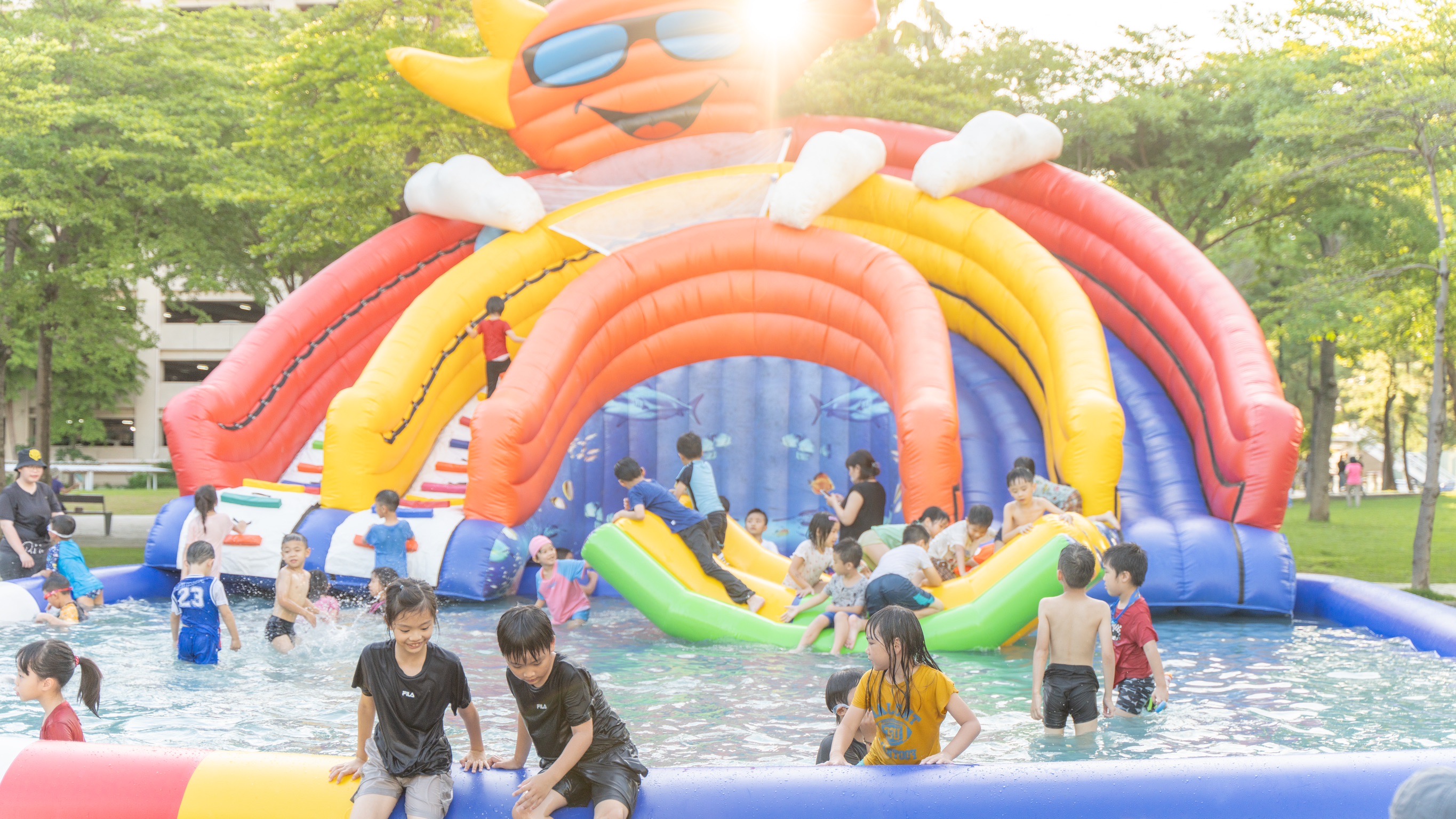 大受好評的陸上大型玩水氣墊賽事三日將會設置在228和平紀念公園操場。高雄運發局提供