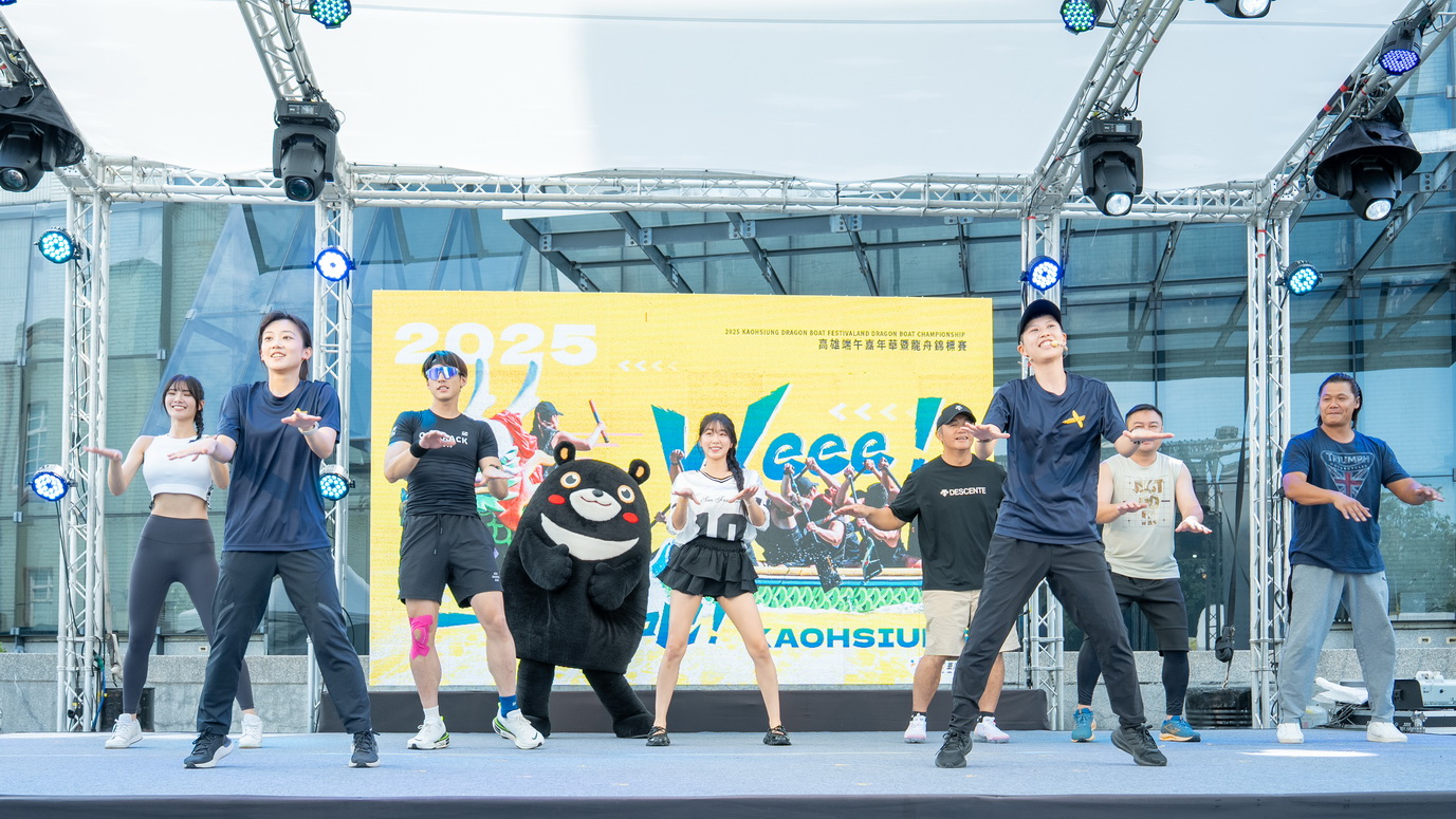 開幕儀式由安芝儇、Morris、職棒球星帶領與會來賓跳暖身操。高雄市運發局提供