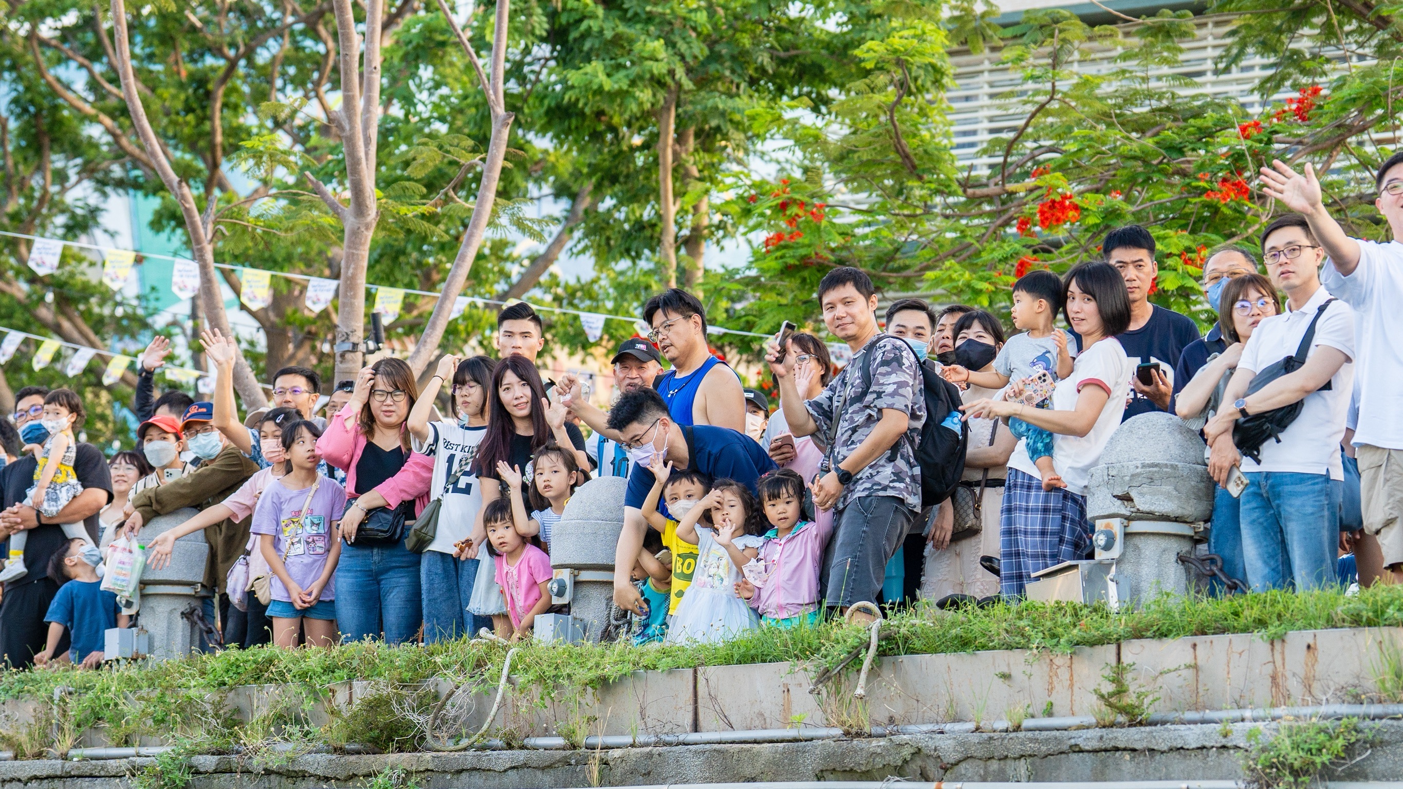 昨日高雄端午龍舟活動吸引逾7萬名遊客湧入愛河兩岸。高雄市運發局提供