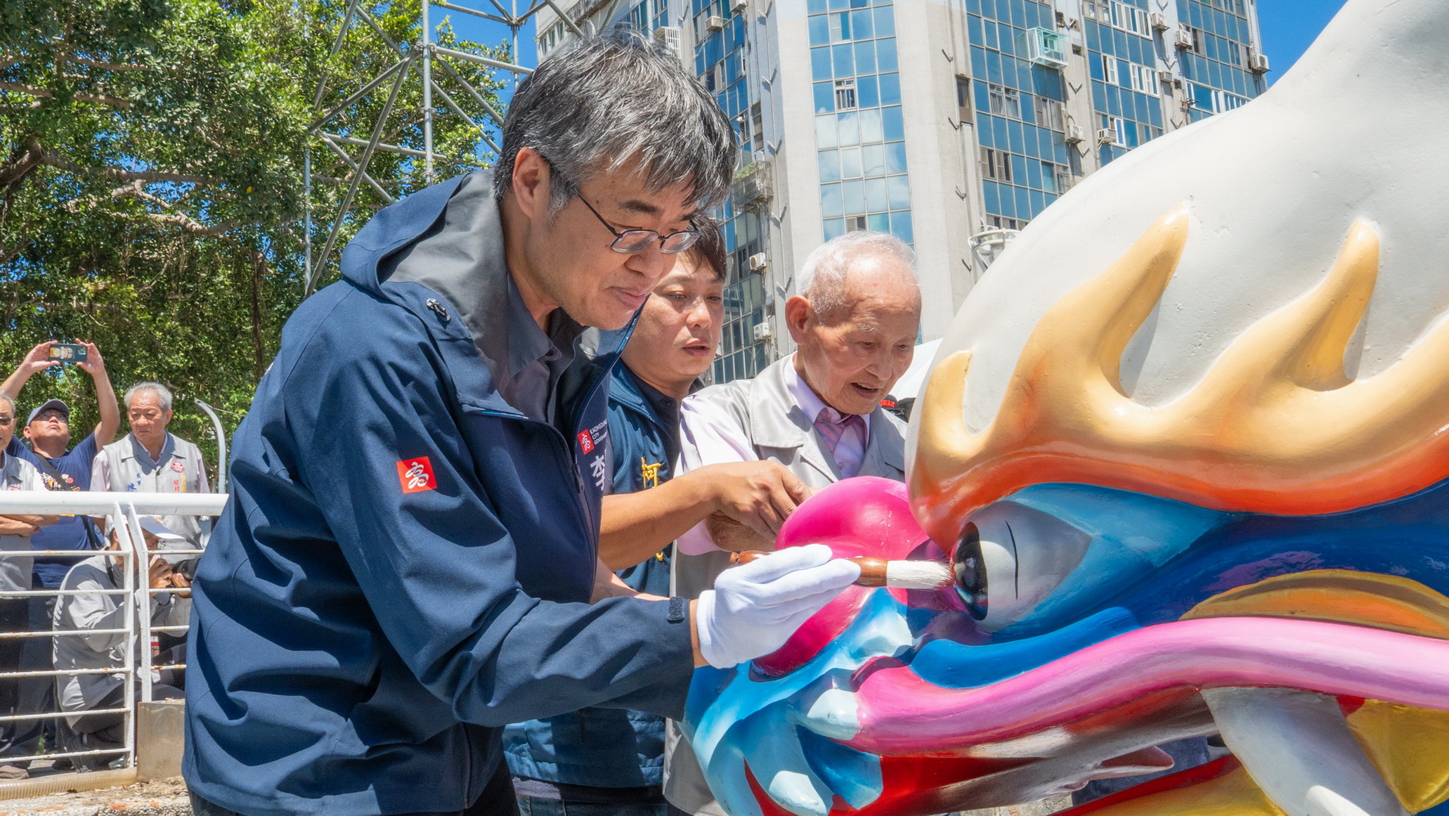 李副市長主持龍舟點睛,象徵端午龍舟系列活動正式啟動。高雄市政府運動發展局提供