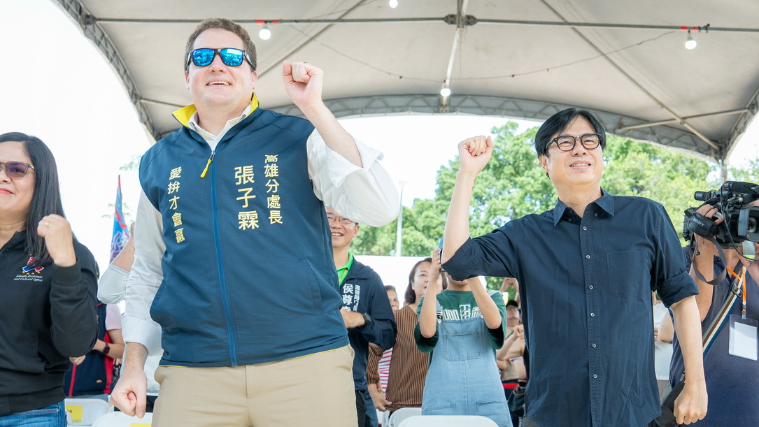 陳市長、美國在台協會高雄分處長張子霖共同跳暖身操。高雄市運發局提供