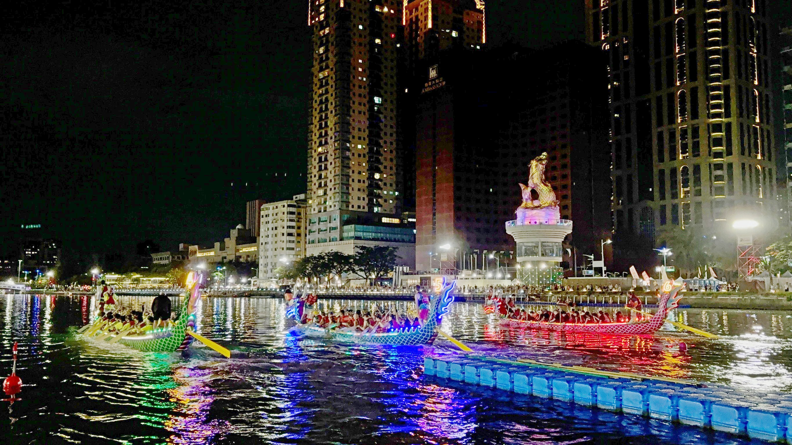 昨晚傳統龍舟直道競賽競爭相當激烈。高雄市運發局提供