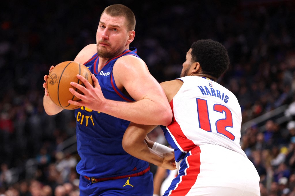 約基奇(Nikola Jokic，左)可扮演主力得分手，也能退到弧頂組織攻勢。法新社