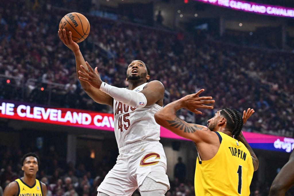 騎士當家球星米歇爾(Donovan Mitchell)本戰雖攻下33分,連8場季後賽G1得分超過30分。法新社