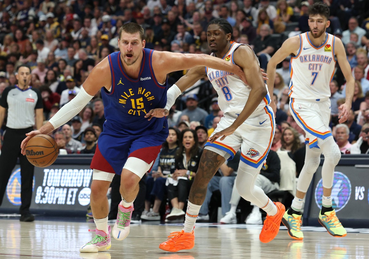 「小丑」約基奇(Nikola Jokic,左)本戰遭到重兵嚴防,有3項數據創季後賽生涯新低。法新社