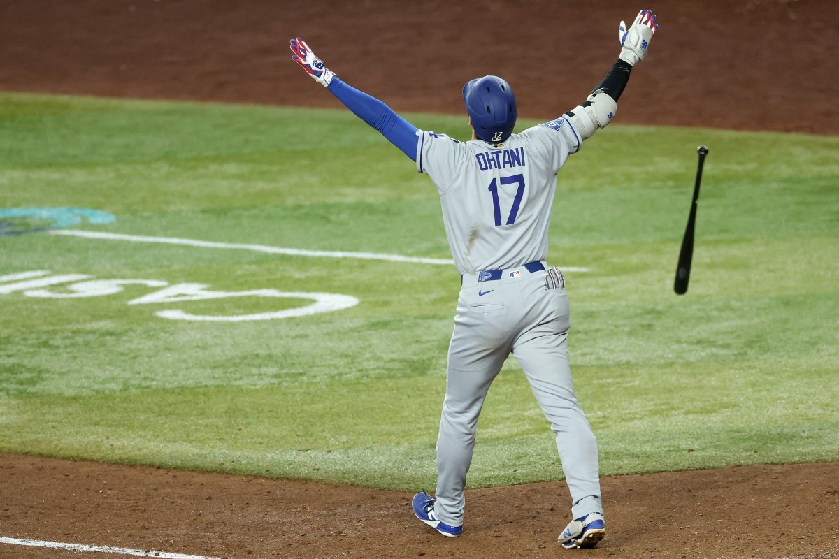 大谷翔平開轟甩棒高舉雙手。法新社