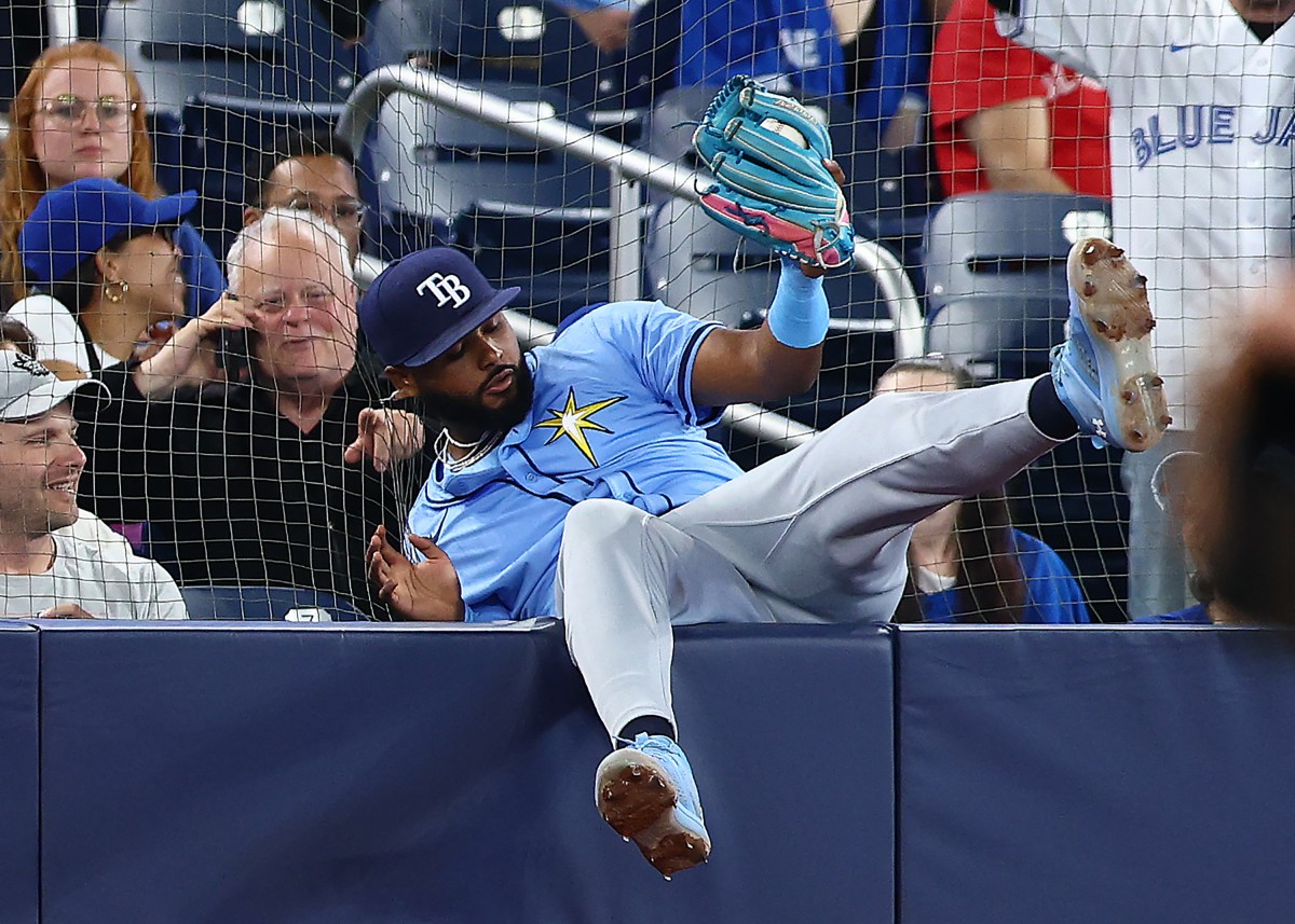 MLB》有點危險！　光芒三壘手接界外球「耳環勾到護網」