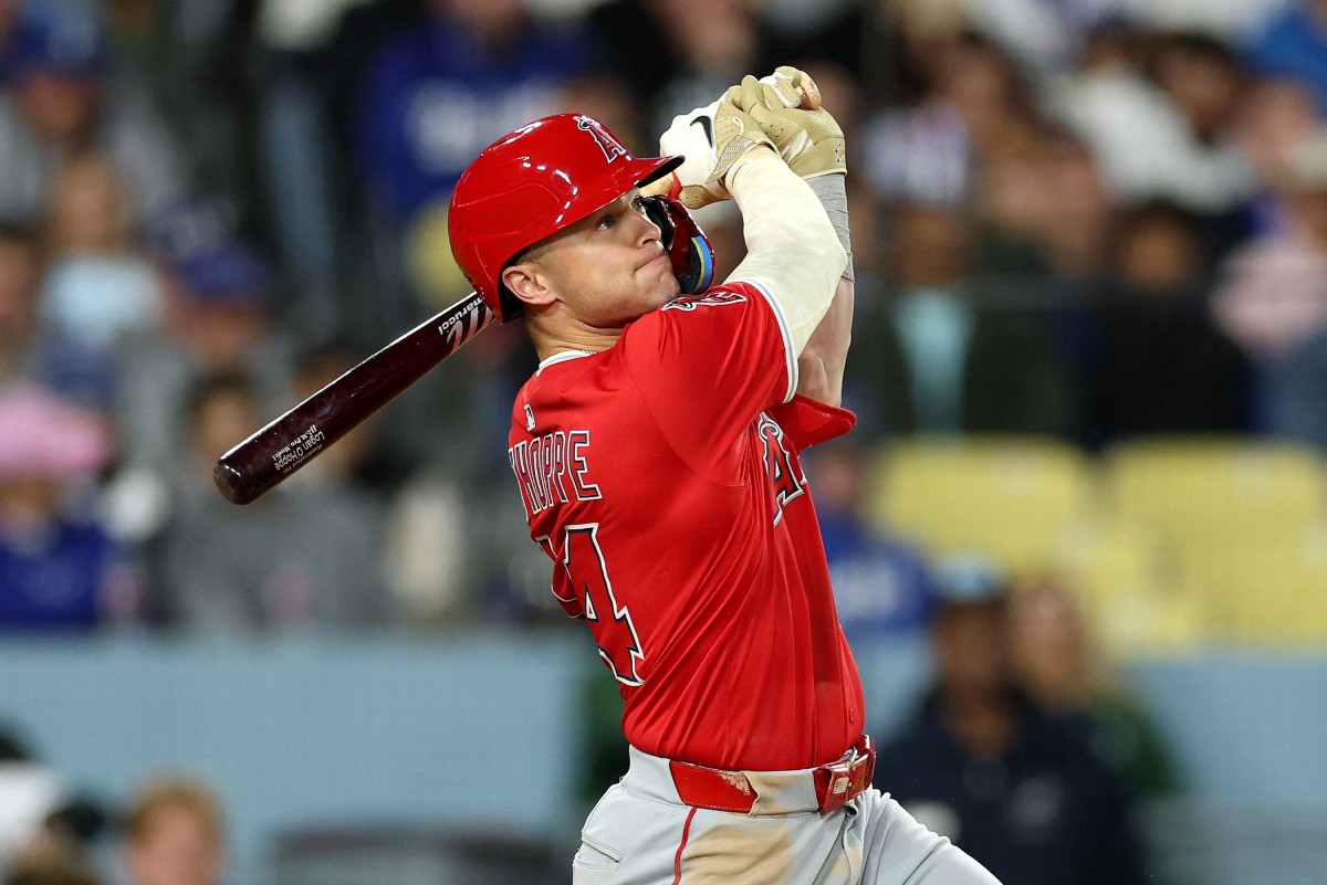 MLB》洋基球迷亂入鬧事！　從觀眾席被拽回場內壓制帶走