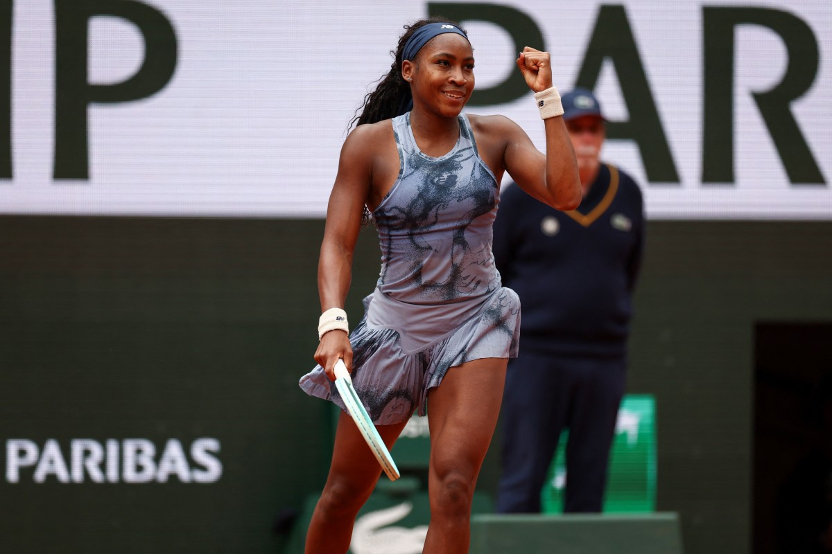 美國網球新星高芙(Coco Gauff)上場竟忘了帶球拍。法新社