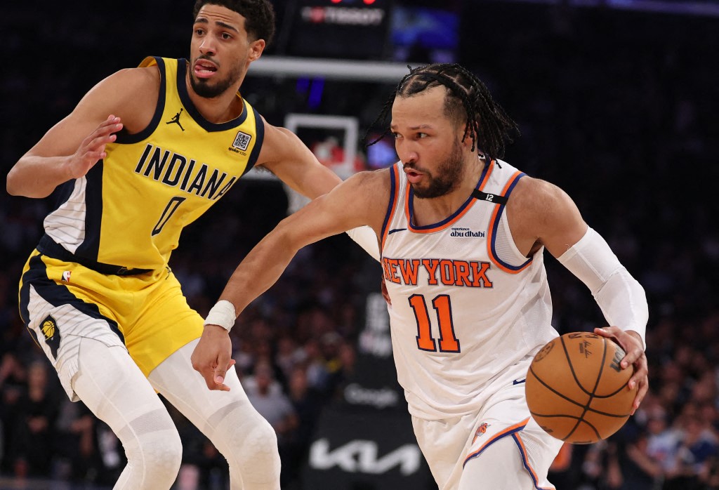 布朗森(Jalen Brunson,右)轟下全場最高32分。法新社